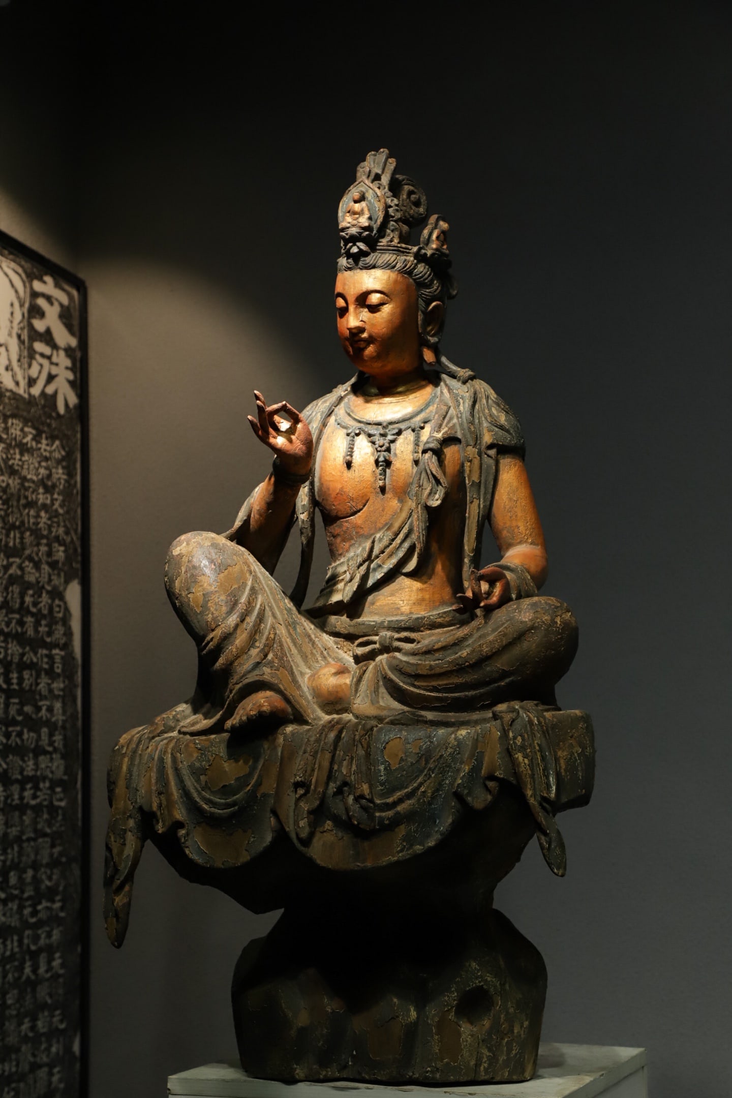 THE SONG DYNASTY GILDED AND PAINTED STATUE OF THE BODHISATTVA OF FREEDOM: H:100cm W:50cm T:40cm This statue is not only a carrier of religious beliefs but also a physical example of the deep integration of ancient Chinese woodcarving art and Buddhist culture. It carries the