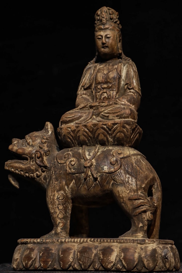 A SONG DYNASTY IMAGE OF GUANYIN BODHISATTVA WITH A LION ROAR: H:45cm L:29cm W:15cm This statue is not only a carrier of religious beliefs but also a physical example of the deep integration of ancient Chinese woodcarving art and Buddhist culture. It carries the 