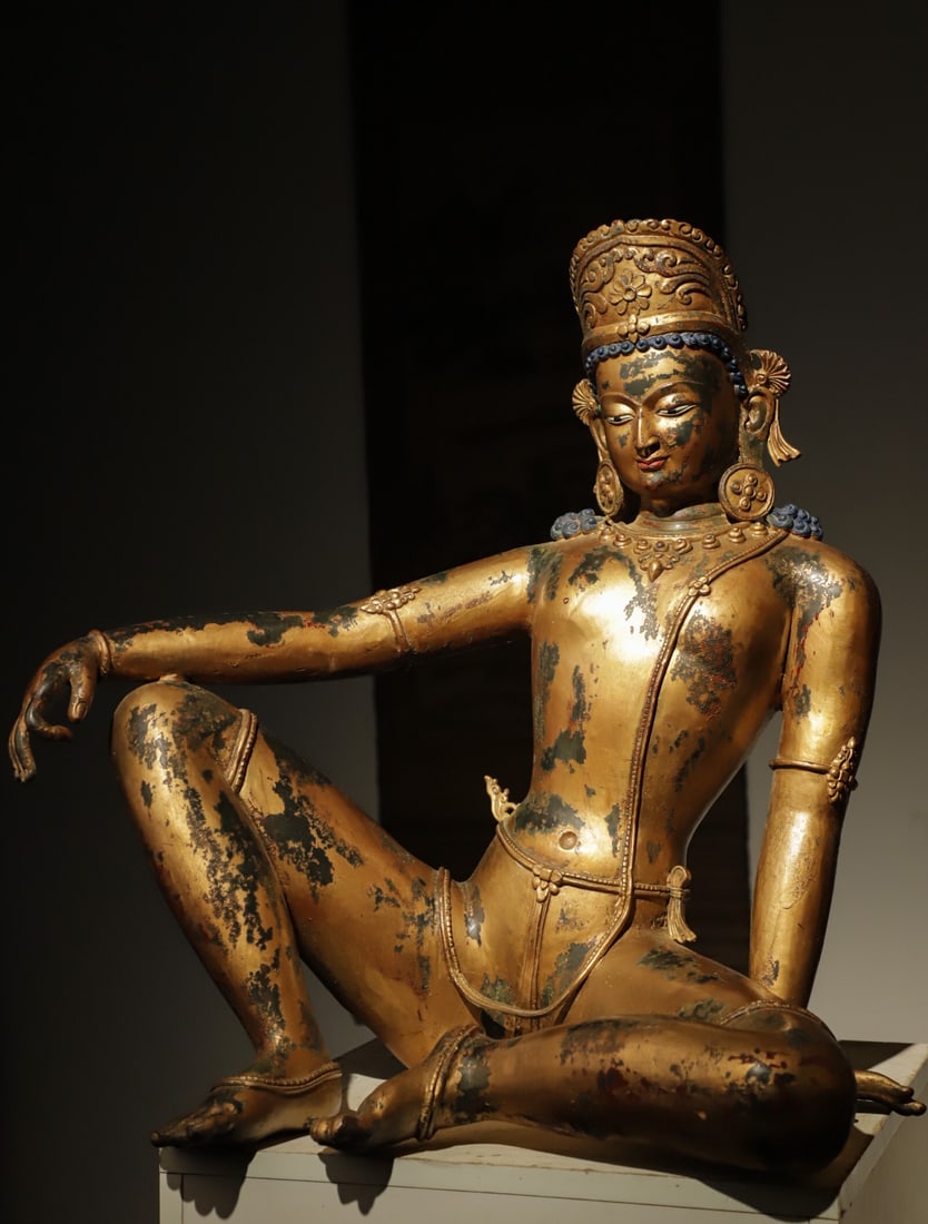 MING DYNASTY GILDED BRONZE BUDDHA STATUE OF THE FREE AND EASY GUANYIN: Weight:18000g(39.69lb) H:60cm (23.62in) L:58cm (22.83in) W:39cm (15.35in) This is a Ming Dynasty gilt-bronze statue of Guanyin in a relaxed posture (Water-Moon Guanyin). Cast from fine bronze with ove