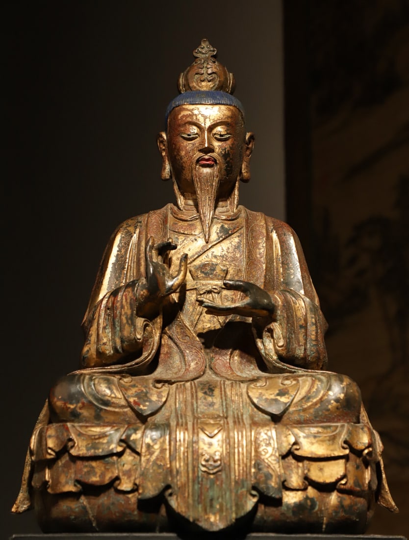 GILDED BRONZE OF THE MING DYNASTY. A STATUE OF LAOZI: Weight:6000g(13.23lb).H:40cm (15.75in)L:26cm (10.24in)W:20cm (7.87in)Thisstatueholdssignificanthistorical, artistic, andcollectionvalue.Asatop-qualityTaoistsculpture, itsancientfacialfeatures, smoothr