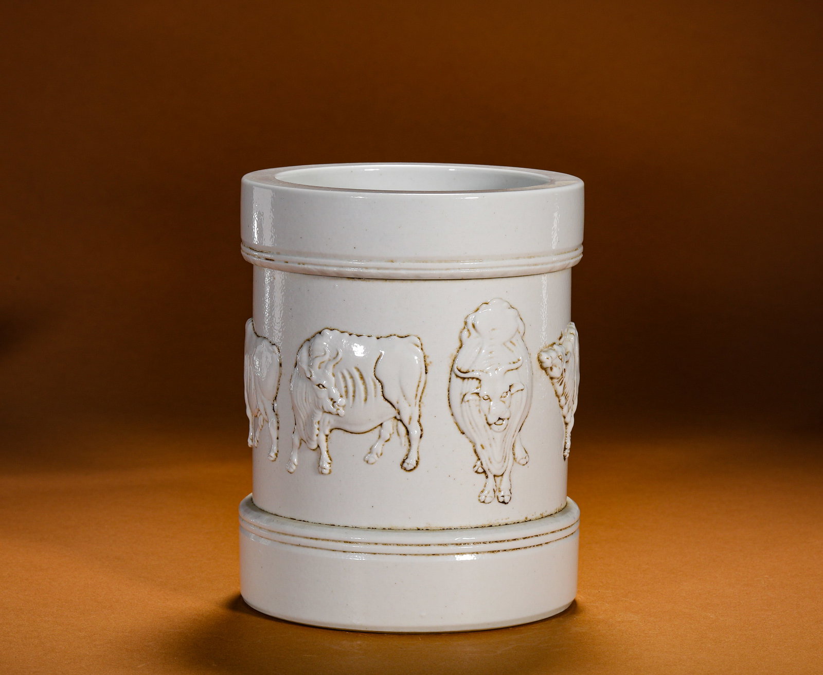 WHITE GLAZE EMBOSSED FIVE OXEN PEN HOLDER: Height:14cm (5.51in)Diameter:11cm (4.33in)Weight:830g(1.83lb)Antiquewhiteglazeembossedfive-oxbrushpot, museumcollectionmarkedliteraryporcelain.