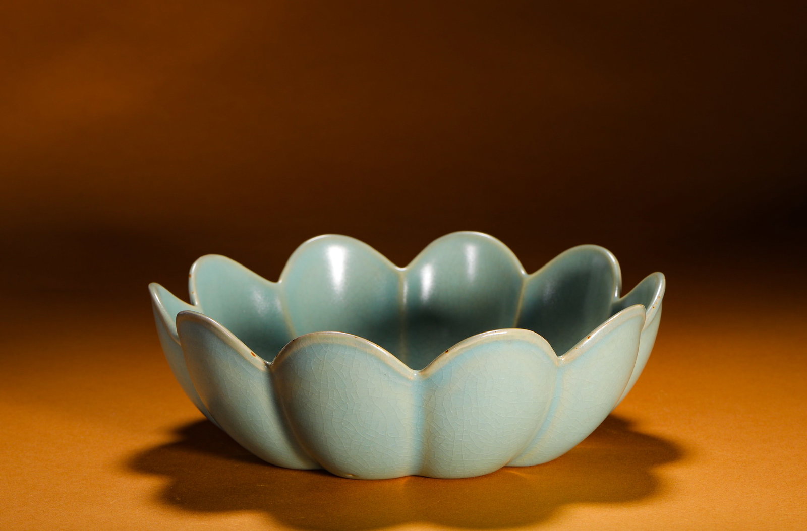 RU KILN SKY BLUE LOTUS WASH: Height:6cm (2.36in)Diameter:18.5cm (7.28in)Weight:400g(0.88lb)Rukilnsky-bluelotuswasher.Bioniceight-petallotusformwithsoftundulatingrims, wideshallowbelly, shapedlikeabloominglotusflower.Fullycoveredi