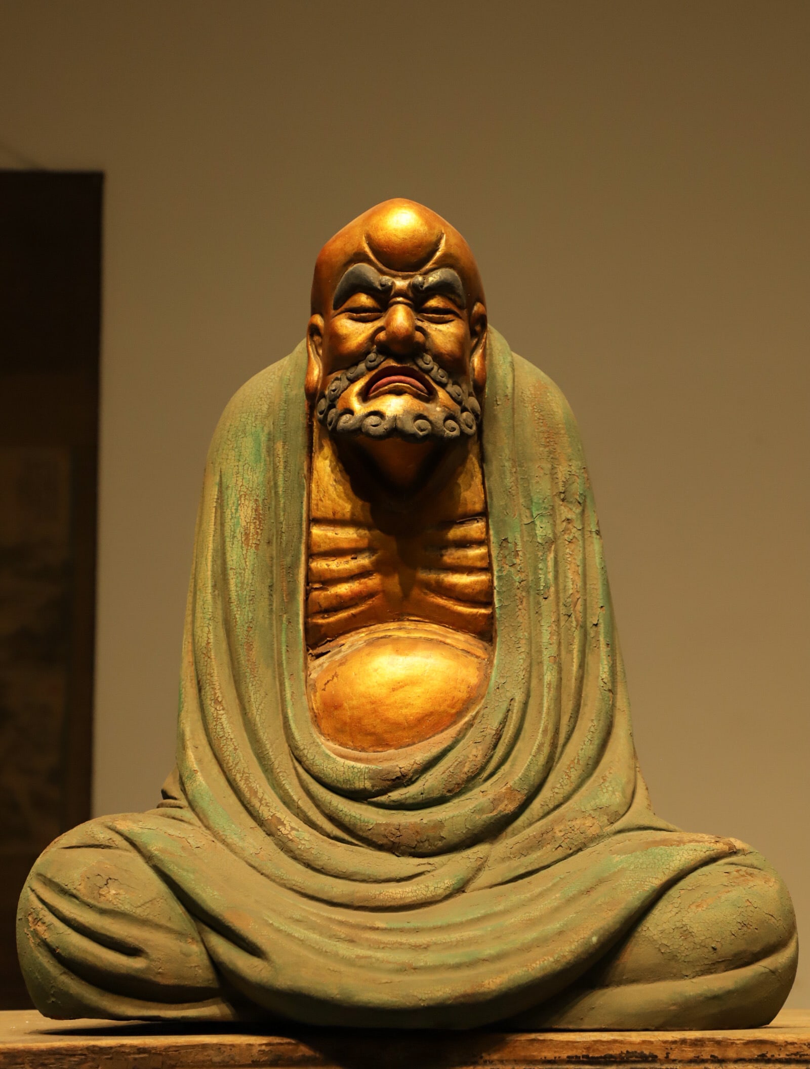 MING DYNASTY WOODCARVING, ZEN. BODHIDHARMA STATUES: H:65cm (25.59in) L:53cm (20.87in) W:40cm (15.75in)This Patriarch Bodhidharma sculpture sits in full-lotus meditative posture. It features vigorous ancient facial features, with round prominent cranium