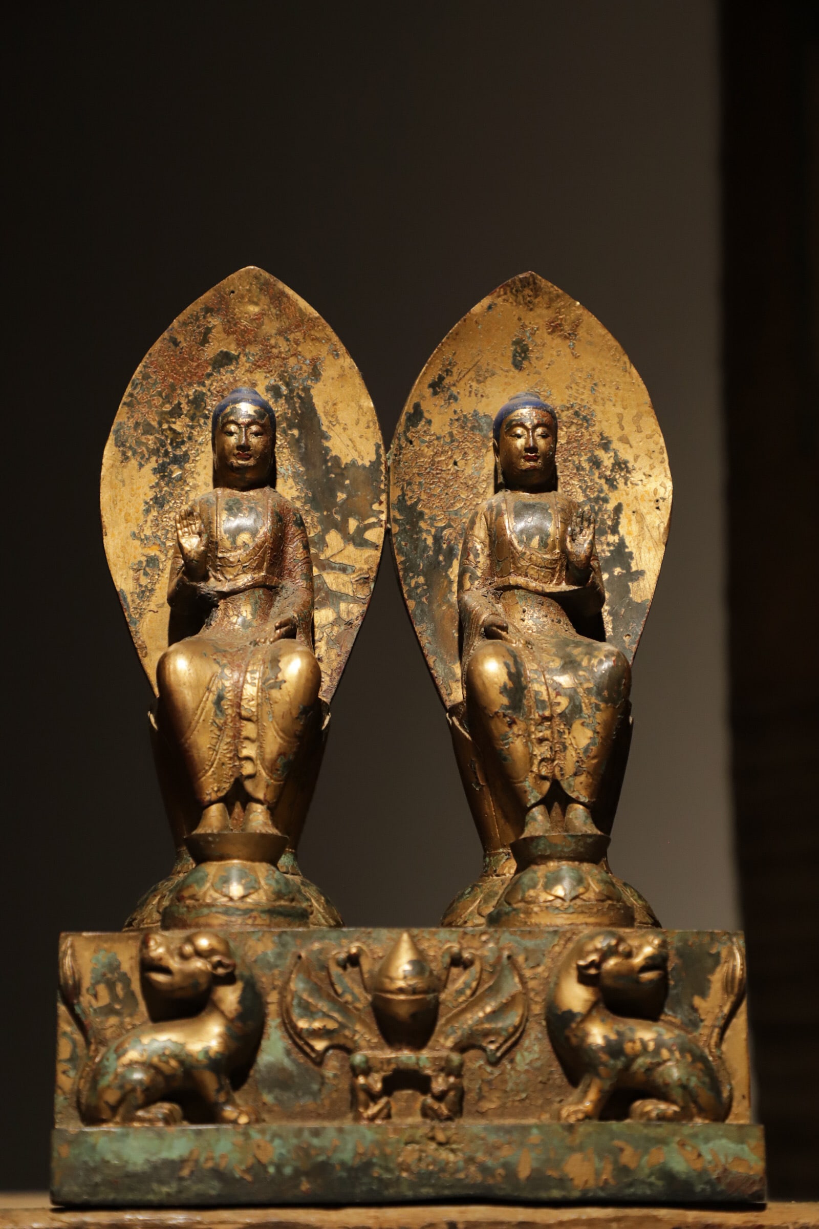 A GILDED BRONZE STATUE OF TWO BUDDHAS SITTING SIDE BY SIDE FROM THE NORTHERN WEI DYNASTY (1 of 9)