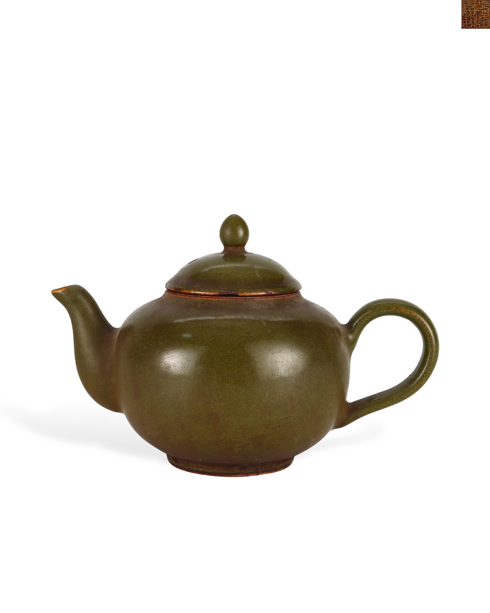 QIANLONG TEA POWDER GLAZE PORCELAIN TEAPOT OF THE QING DYNASTY: H:9.5cm Official Qing Qianlong functional teapot covered in tea dust crystalline glaze. Plump flat body, bead knob lid, curved handle and slender spout with balanced elegant silhouette. The whole vess