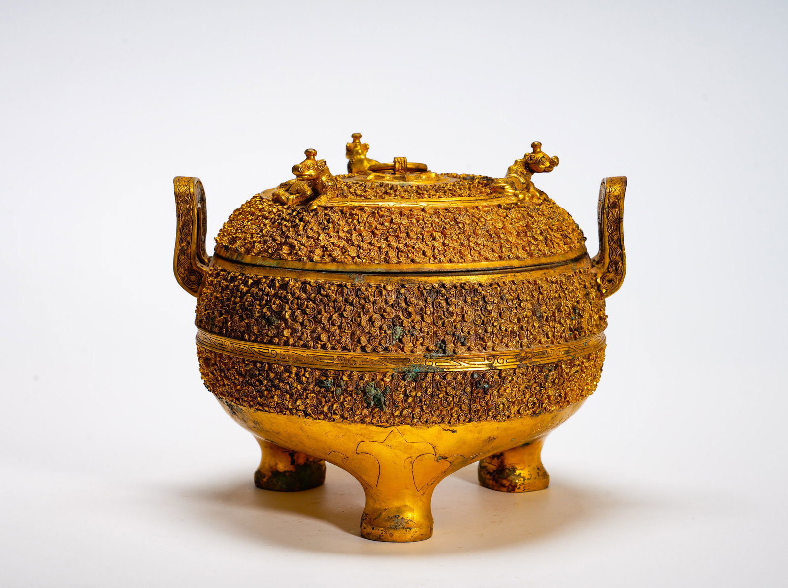 A THREE-LEGGED COVERED BRONZE TRIPOD WITH GILDED GRAIN PATTERNS FROM THE HAN DYNASTY (1 of 12)