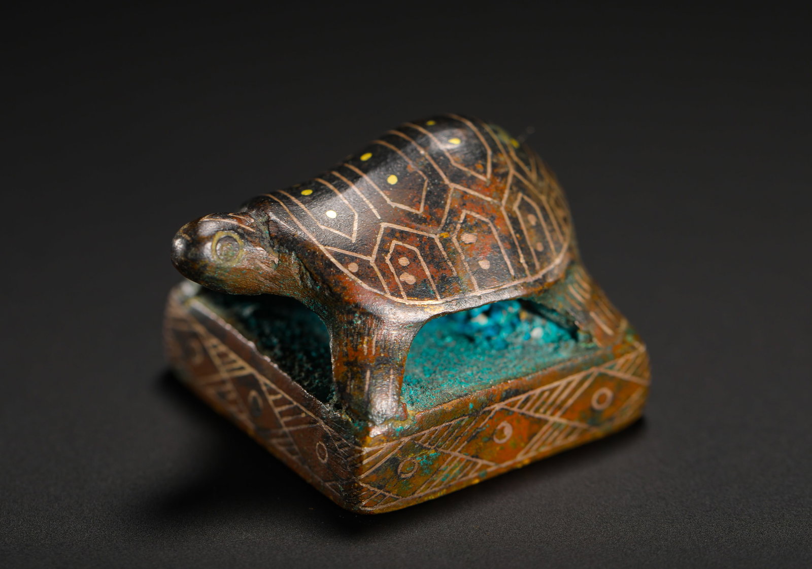 BRONZE SQUARE SEAL WITH INLAID GOLD AND SILVER TURTLE KNOB FROM THE WARRING STATES PERIOD: Height:2cm (0.79in) Width:2.5cm (0.98in) Weight:50g(0.11lb)Warring States bronze square seal with tortoise knob inlaid with gold and silver. Solid bronze casting with mixed silver and gold geometric p