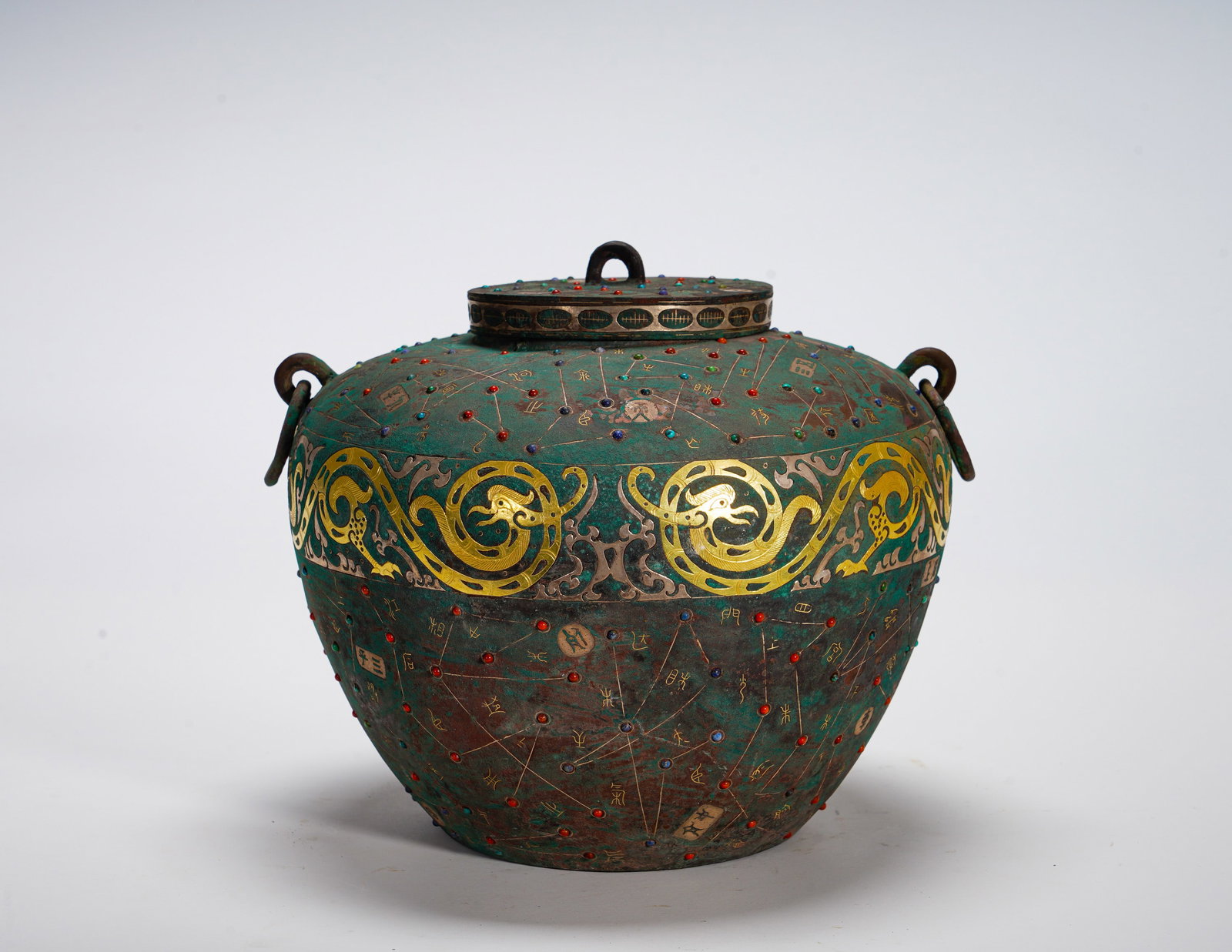 BRONZE FROM THE WARRING STATES PERIOD WITH INLAID GOLD AND SILVER ASTRONOMICAL STAR PATTERN LID JAR: Height:18cm (7.09in) Width:25cm (9.84in) Weight:3320g(7.32lb)Bulbous bronze jar with loop-lid and beast-ring handles. Central interlaced dragon-phoenix bands; upper and lower zones feature star chart 