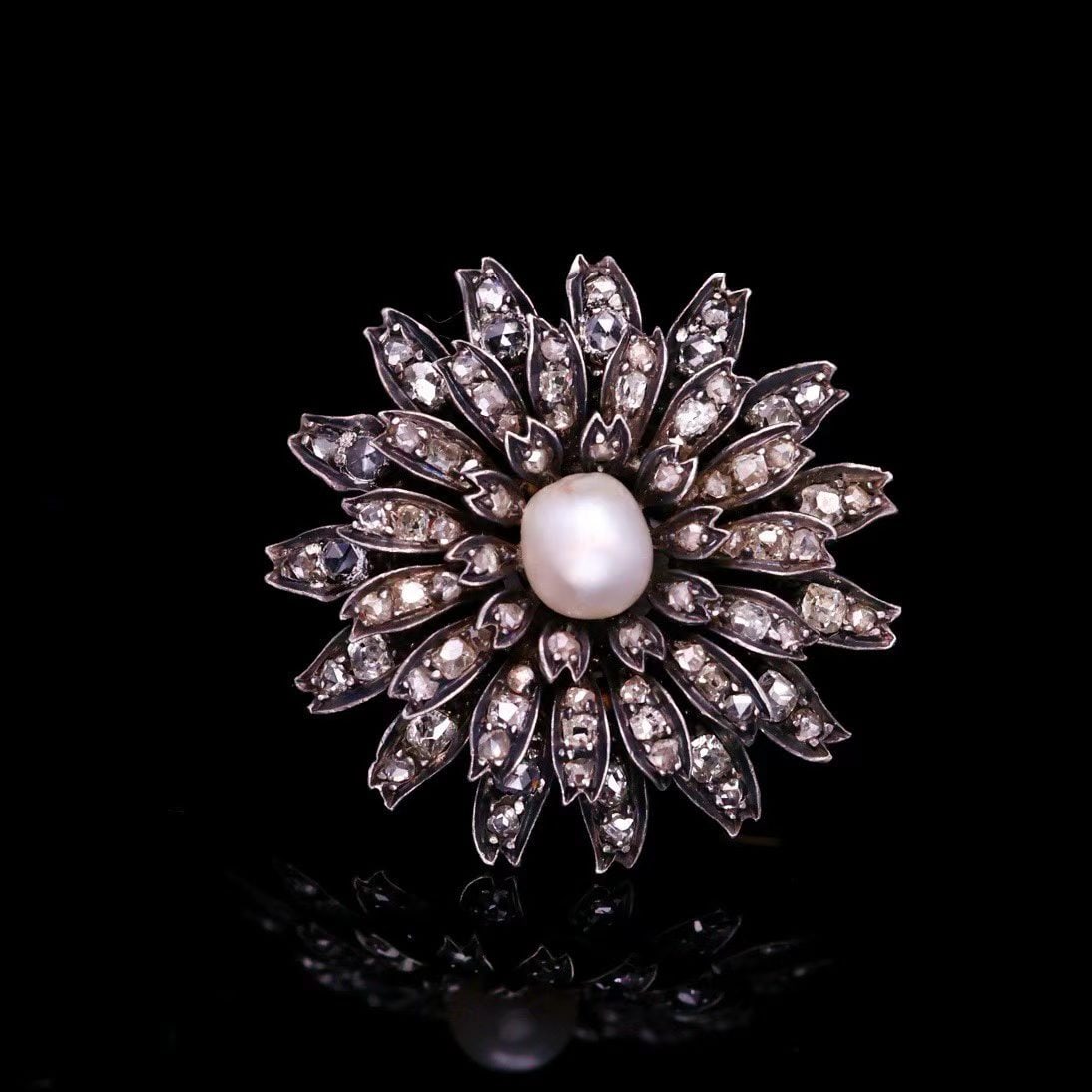 GOLD AND SILVER STACKED DAISY DIAMOND PEARL BROOCH PENDANT FROM THE BELLE EPOQUE: Natural style elegant style full covered with old Oche rose cut diamonds exquisite wild beads 8x7.3mm diameter 35.5 mm weight 17.3g