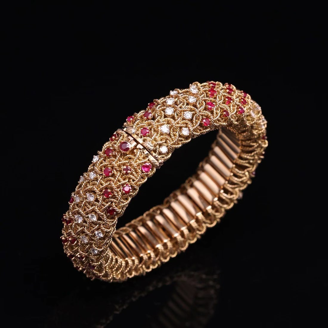 BOUCHERON 18K RUBY DIAMOND BRACELET: Very classic vintage gold Mesh/Braided, the peak of French fine jewelry in the mid-20th century. Using gold wire hand weaving/drawing texture technology. Gold is not simply a smooth surface, but a