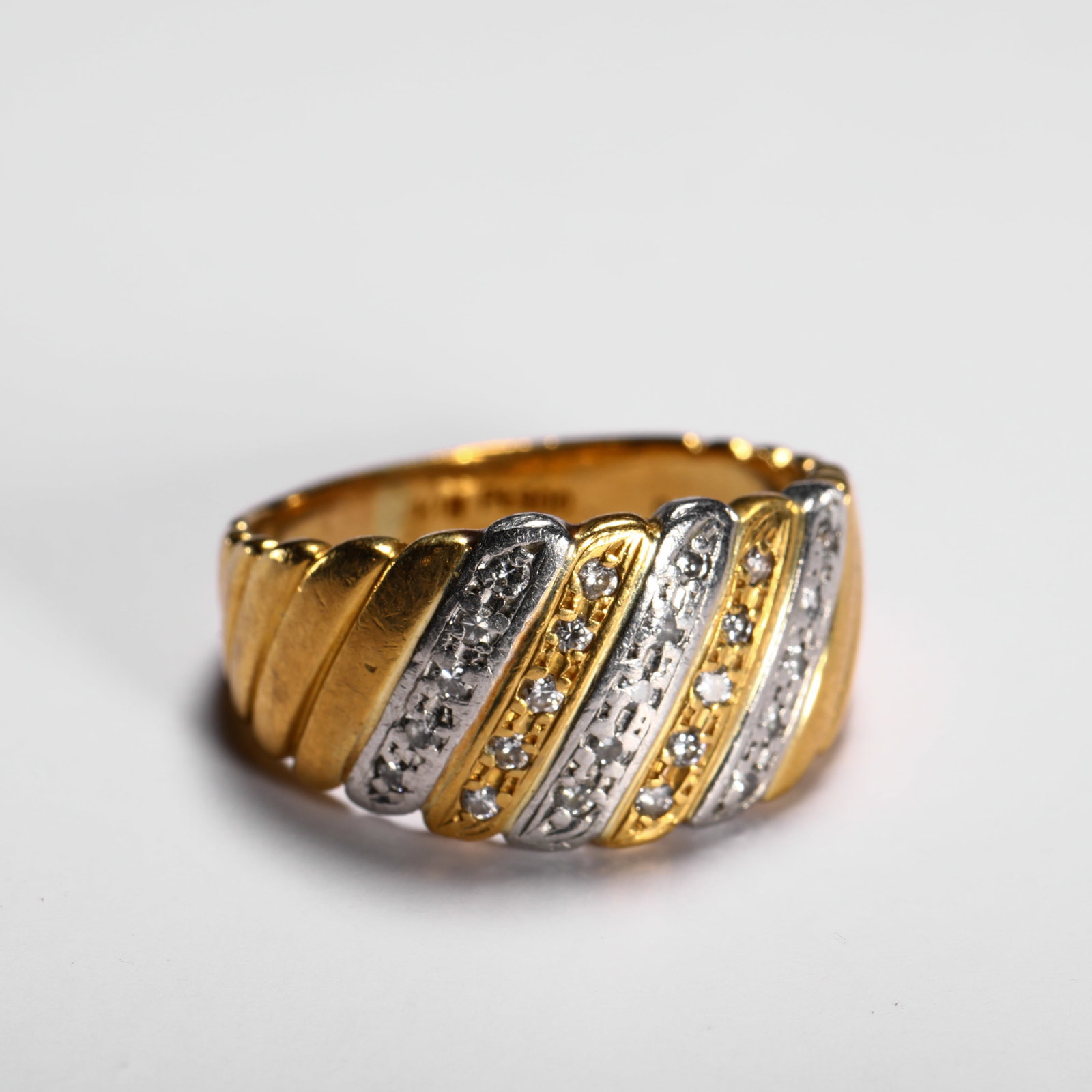 18K GOLD RING: Mouth of ring:13 Weight:5.4g