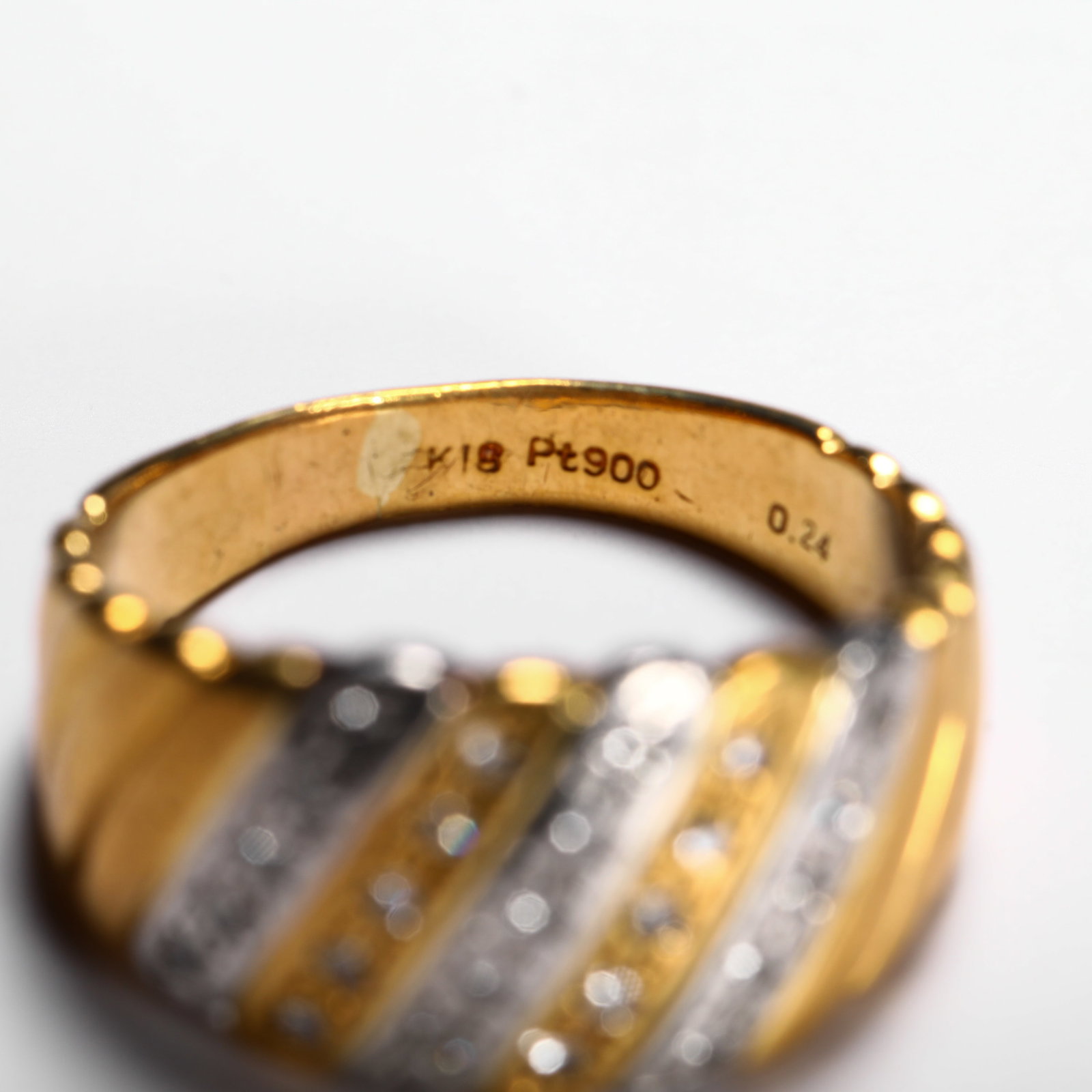 18K GOLD RING - 5