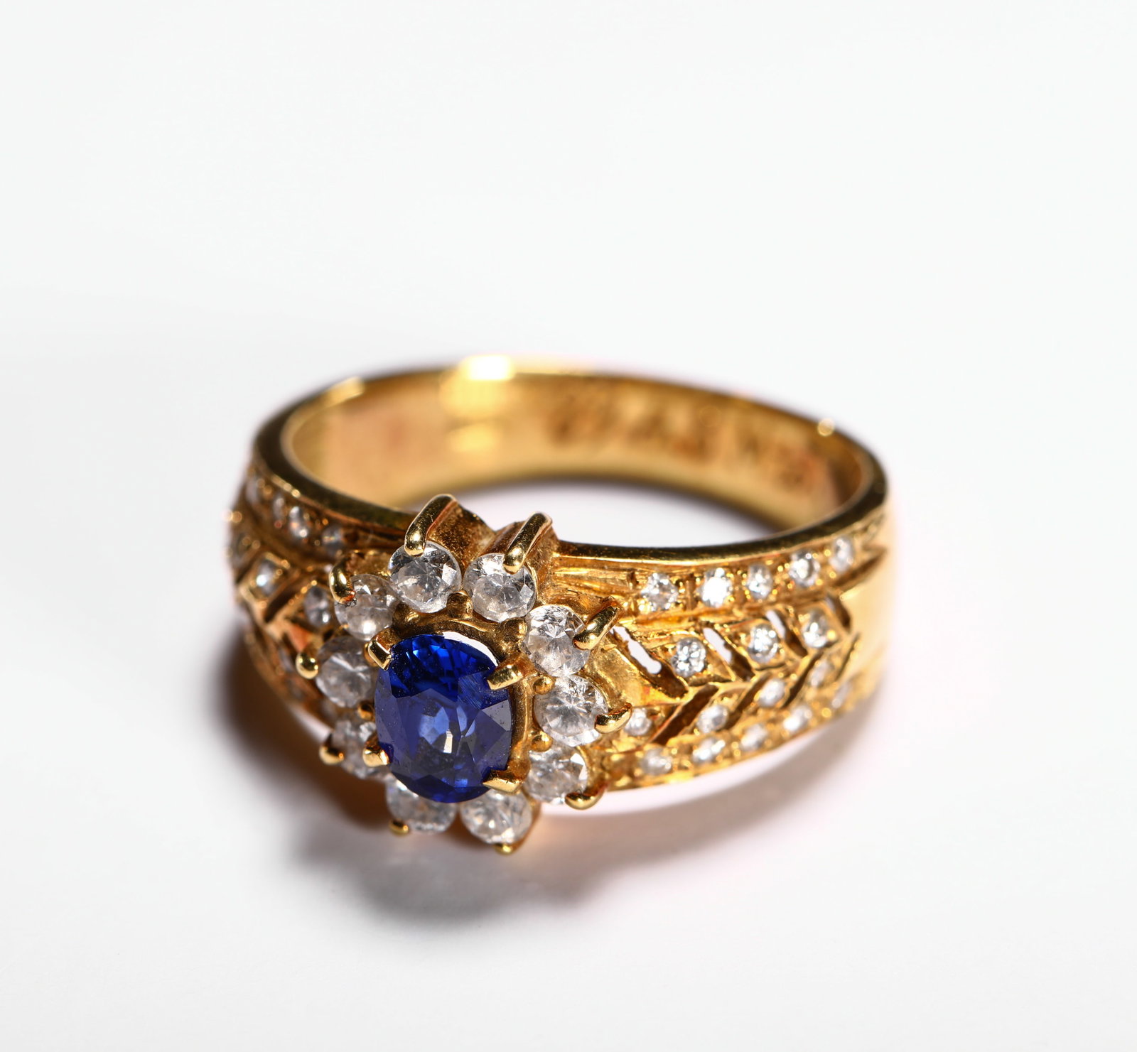 18K DIAMOND SAPPHIRE RING - 8