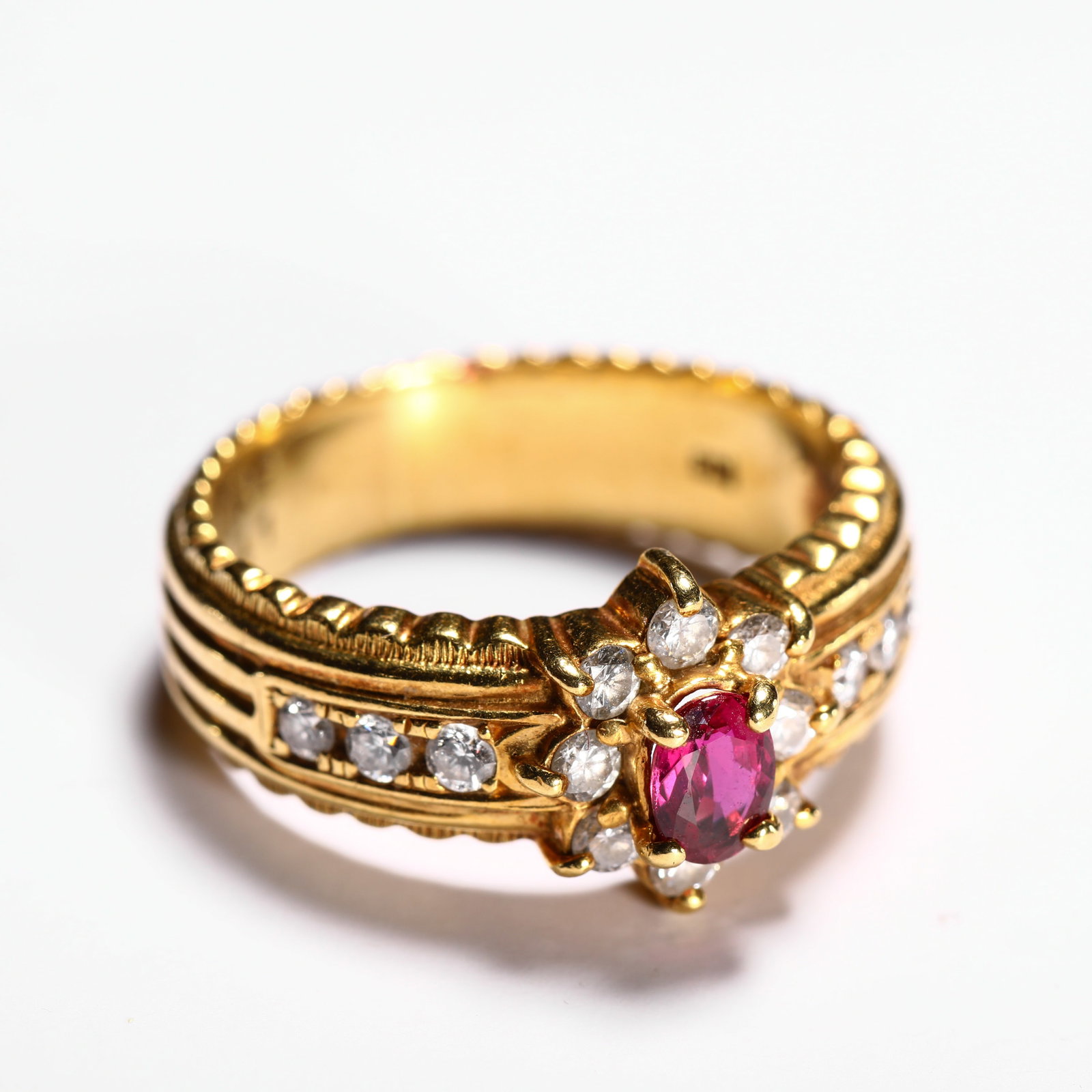 18K RUBY RING: Mouth of ring:11 Weight:5.6g