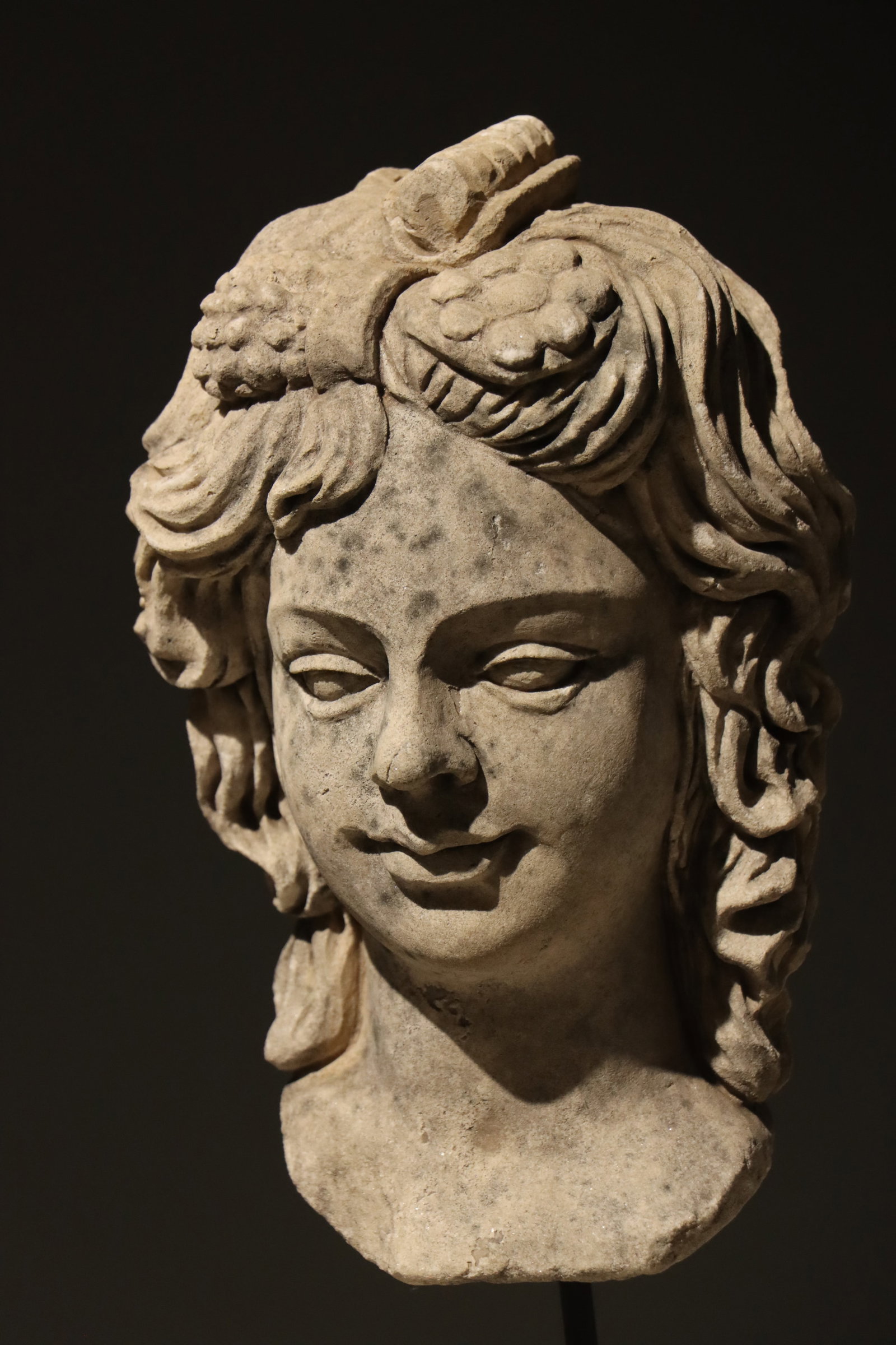 ANCIENT GREEK STONE HEAD FROM THE 3RD CENTURY: Total height 46 cm (18.11in), net height 27 cm (10.63in)
