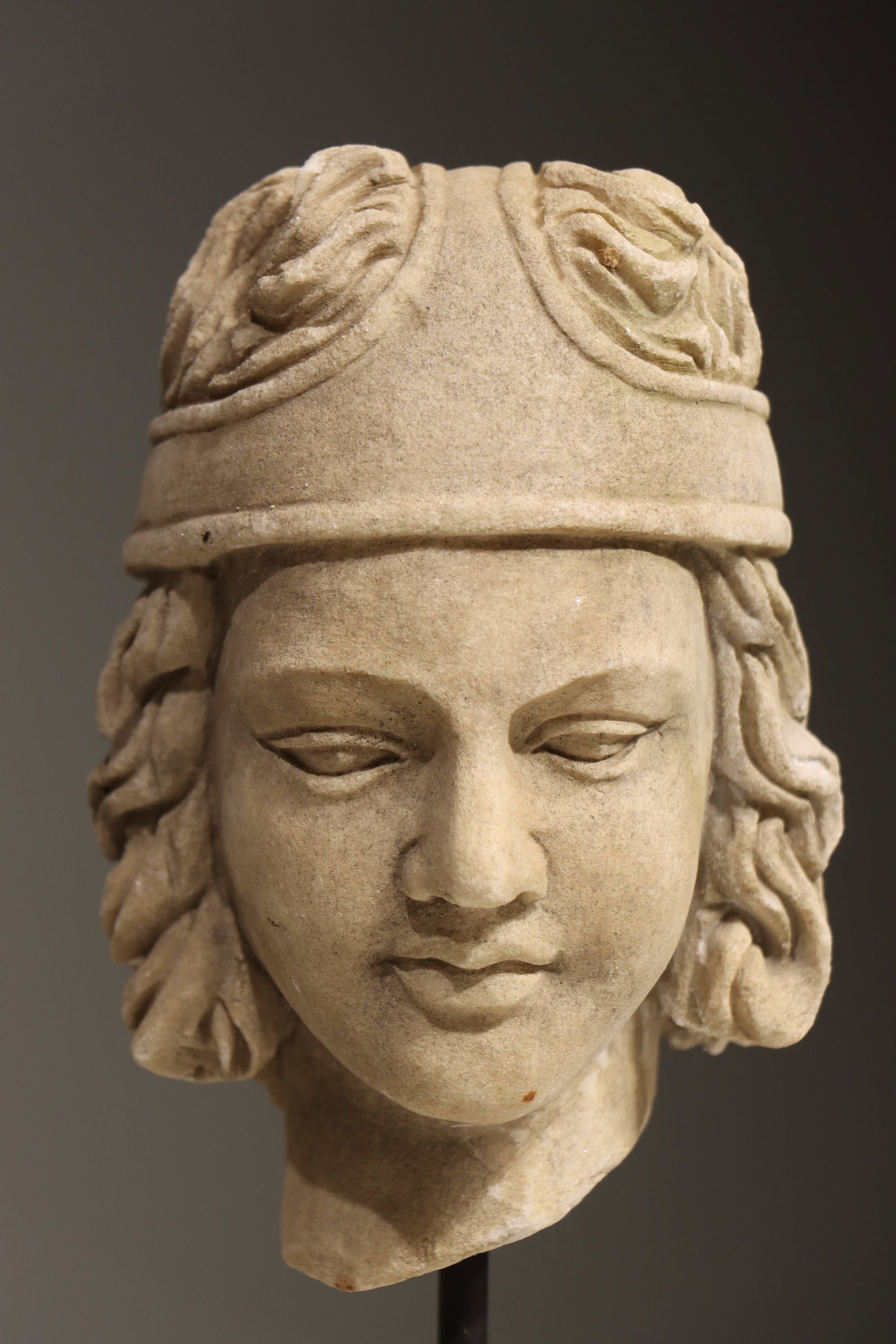 ANCIENT GREEK STONE HEAD FROM THE 3RD CENTURY: Total height 30 cm (11.81in), net height 18 cm (7.09in)