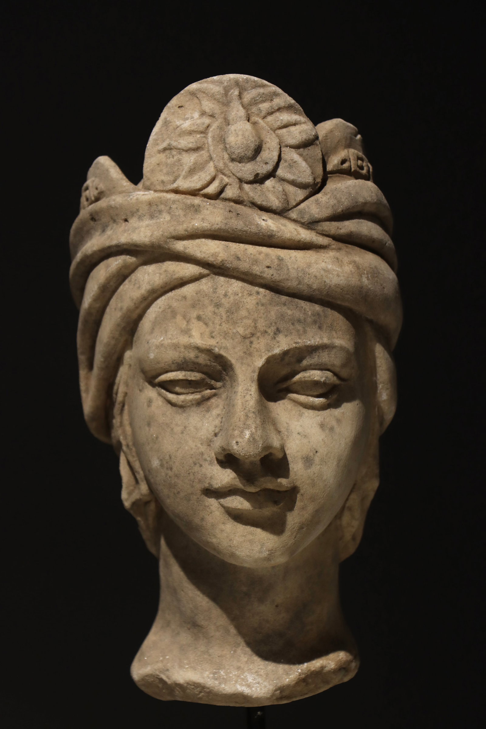 ANCIENT GREEK STONE HEAD FROM THE 3RD CENTURY: Total height 44 cm (17.32in), net height 26 cm (10.24in)