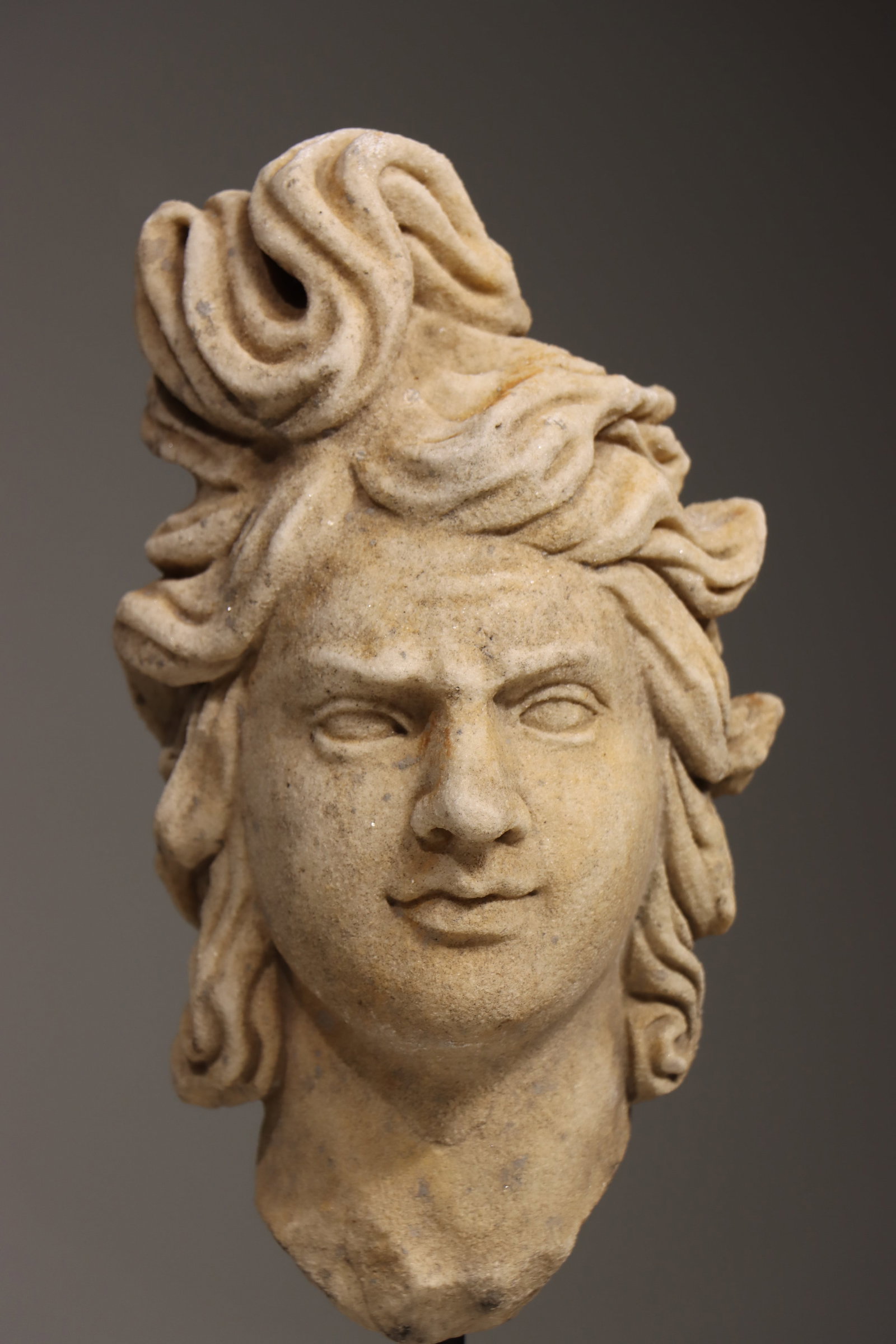 ANCIENT GREEK STONE HEAD FROM THE 3RD CENTURY: Total height 40 cm (15.75in), net height 25 cm (9.84in)