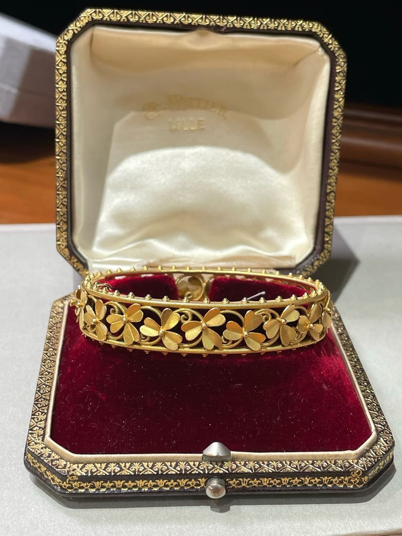 8K GOLD CLOVERLEAF CUTOUT BRACELET: Weight: 25.6g, width: 14.5mm, fits wrists up to 17mm