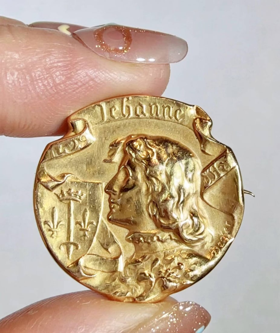 ART NOUVEAU 19K GOLD JOAN OF ARC BROOCH: Weight: 4.5g, Width: 27mm