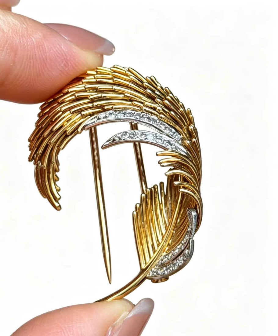 RETRO PERIOD 18K DOUBLE GOLD DIAMOND FEATHER BROOCH: Weight: 19.3g, Length: 39.5mm, Width: 18.5mm