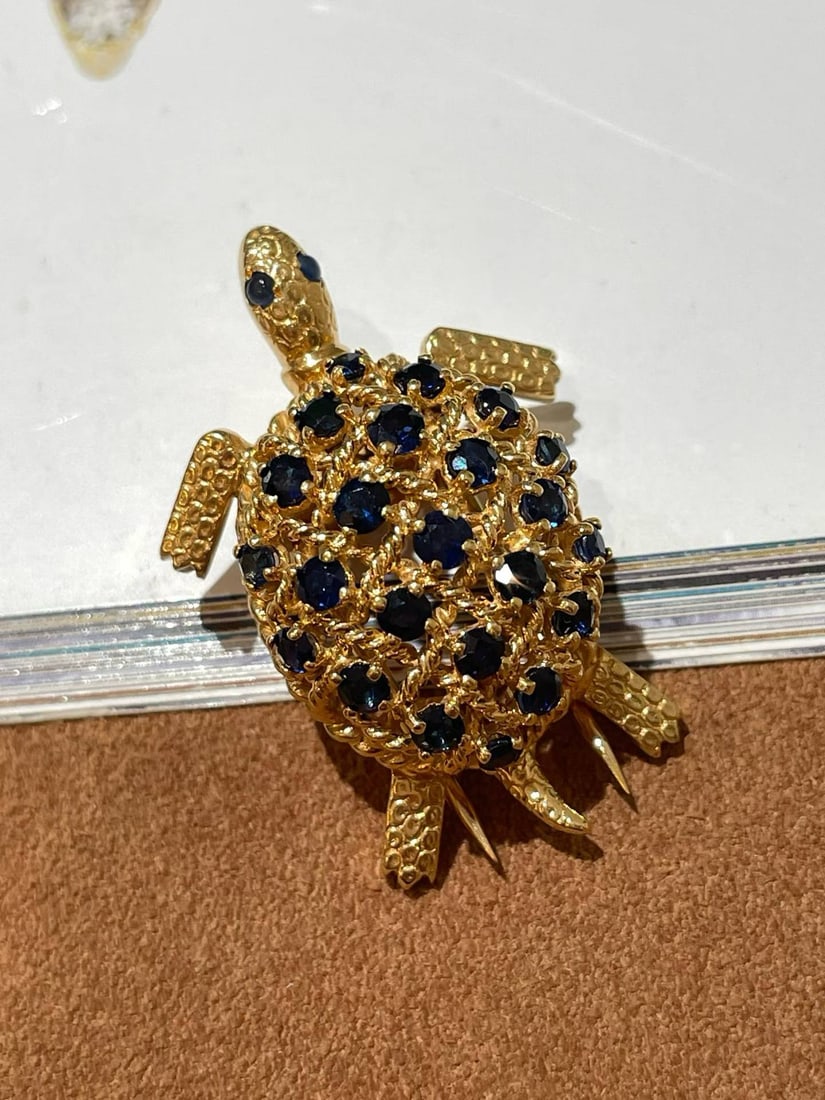 CARTIER 1960S COLLECTION 18K GOLD SAPPHIRE TURTLE: Weight: 13.1g, dimensions: 37x25mm