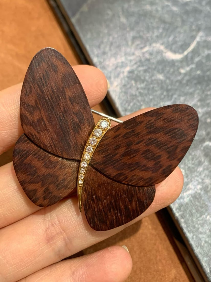 VAN CLEEF & ARPELS LOG 18K GOLD BUTTERFLY BROOCH: Weight: 17g, Dimensions: 48x42mm