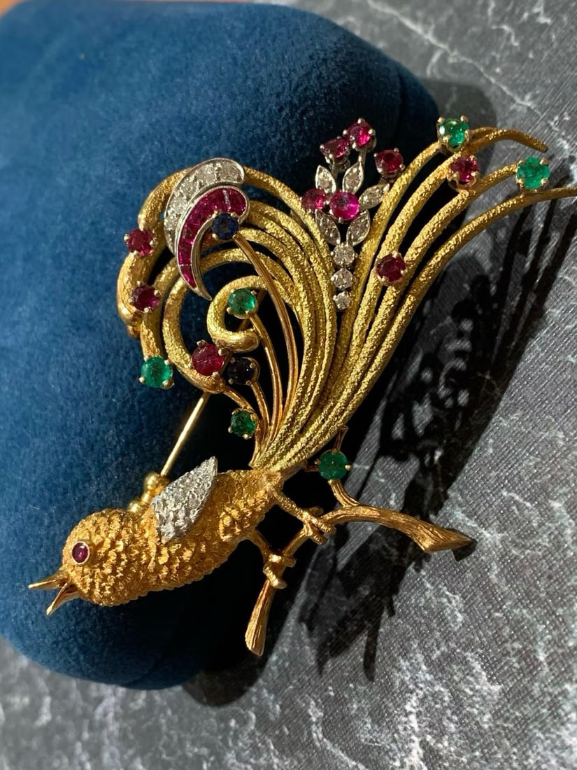 BRITISH 18K GOLD LONG-TAILED BIRD BROOCH FROM THE 1960S: Weight: 29.7g, Dimensions: 51x75mm