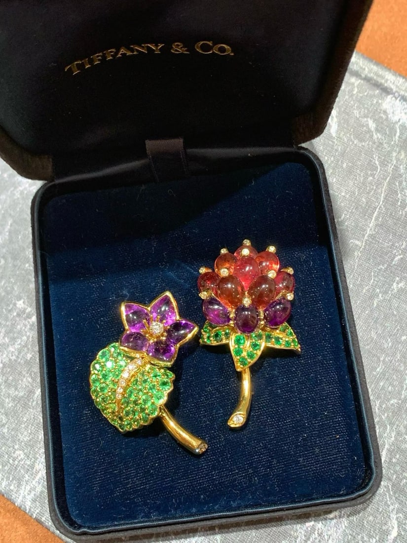 TIFFANY&CO. LIMITED EDITION COLORED GEMSTONE FLOWER AND LEAF MATCHING BROOCH: Weight: 17g, size: 42x22mm; 11-petal flower weighs 21.8g, size: 27x50mm