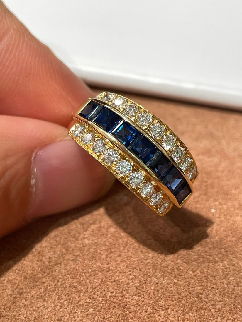 (OSCAR HEYMAN) 18K GOLD SAPPHIRE DIAMOND ROW RING/RING: Weight: 6.2g, ring size: 12.5