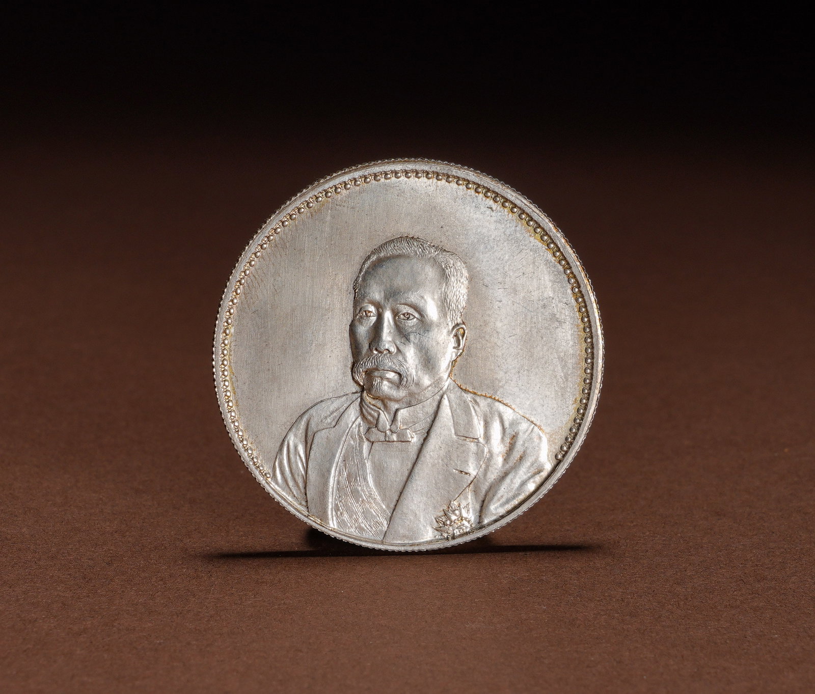 COMMEMORATIVE SILVER COIN OF CAO KUN'S SUIT CONSTITUTION IN THE 12TH YEAR OF THE REPUBLIC OF CHINA: Diameter:3.9cmWeight:27gSilver commemorative coin for the Constitution Establishment with Cao Kun in western formal suit, minted in the 12th year of the Republic of China with exquisite craftsmanship.