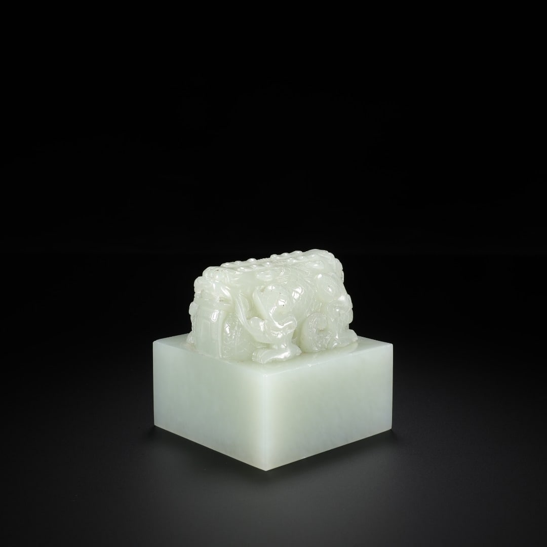 QING DYNASTY HETIAN JADE INTERLOCKING DRAGON SEAL (1 of 9)