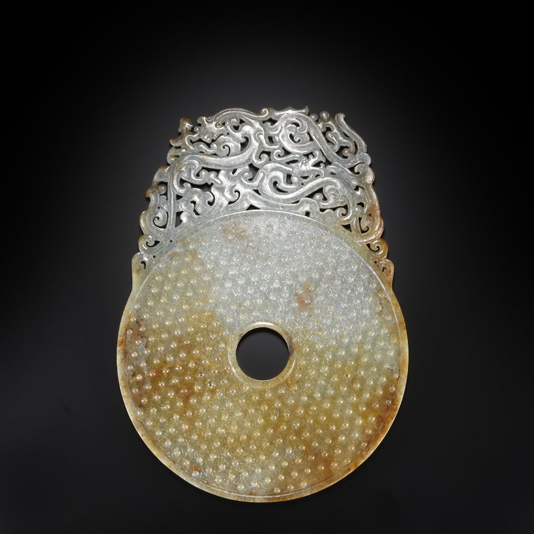 HAN DYNASTY HETIAN JADE HEAD-HOLDING DISC: Long:14.7cm(5.79in), Width:8cm(3.15in), Thick:0.7cm(0.28in), Weight:576g (1.270lb)Archaic jade bi disc with openwork twin dragons and grain patterns. Made of ancient jade covered with natural patina. 
