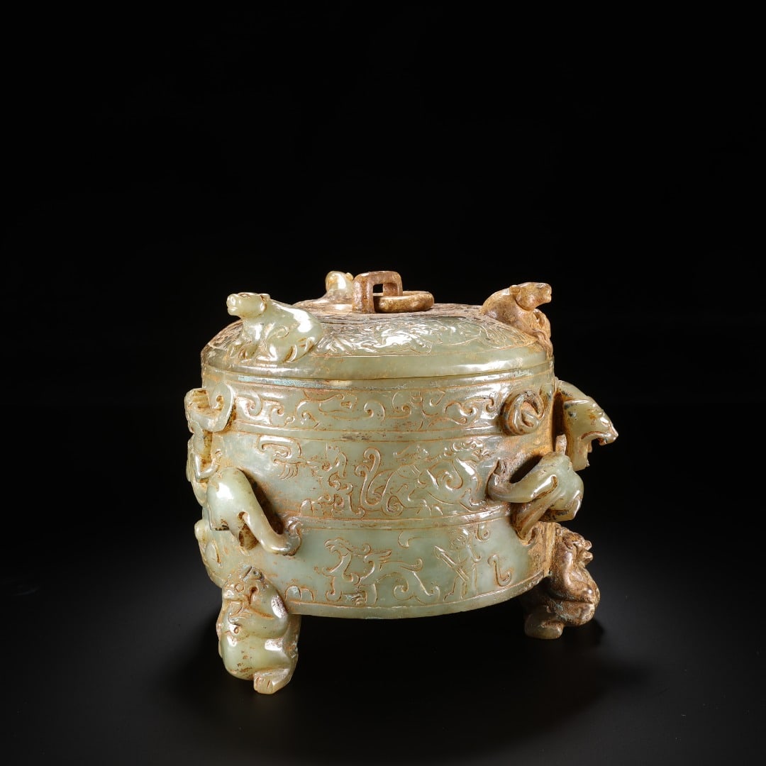 HAN DYNASTY HETIAN JADE BEAR-KNOB THREE-LEGGED COVERED CUP: Long:14cm(5.51in), Width:13cm(5.12in), Height:11.5cm(4.53in), Weight:988g (2.178lb)Ancient jade cosmetic casket with relief chi-dragon patterns and bear-shaped supports. Carved from bluish-white jade 
