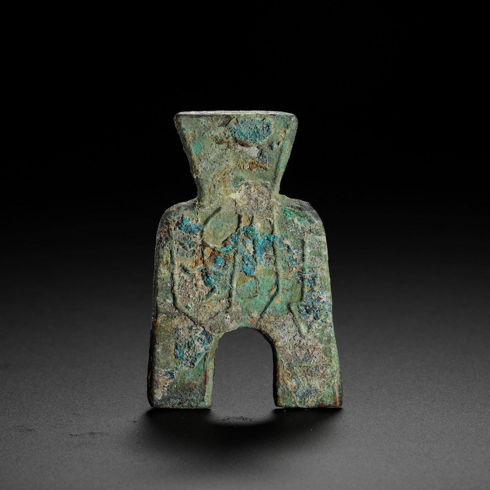 BRIDGE FOOT CLOTH COINS FROM THE WARRING STATES PERIOD: H:5.5cmW:3.5cmWeight:14g This spade coin was minted during the Warring States Period, primarily circulating in the Wei State. It is a typical example of pre-Qin spade coins, named for its arched
