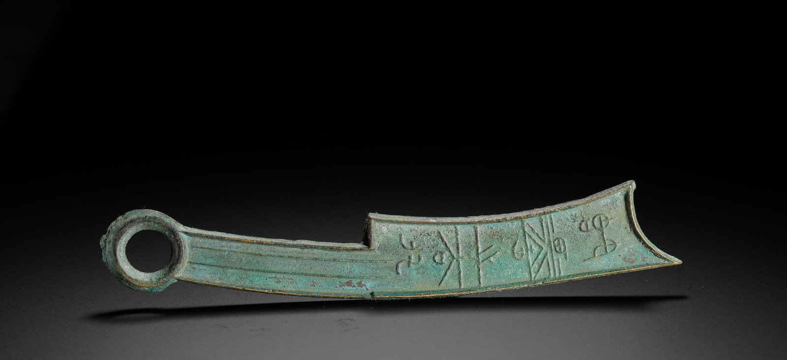 A FOUR-CHARACTER KNIFE COIN OF THE STATE OF QI DURING THE WARRING STATES PERIOD (1 of 4)