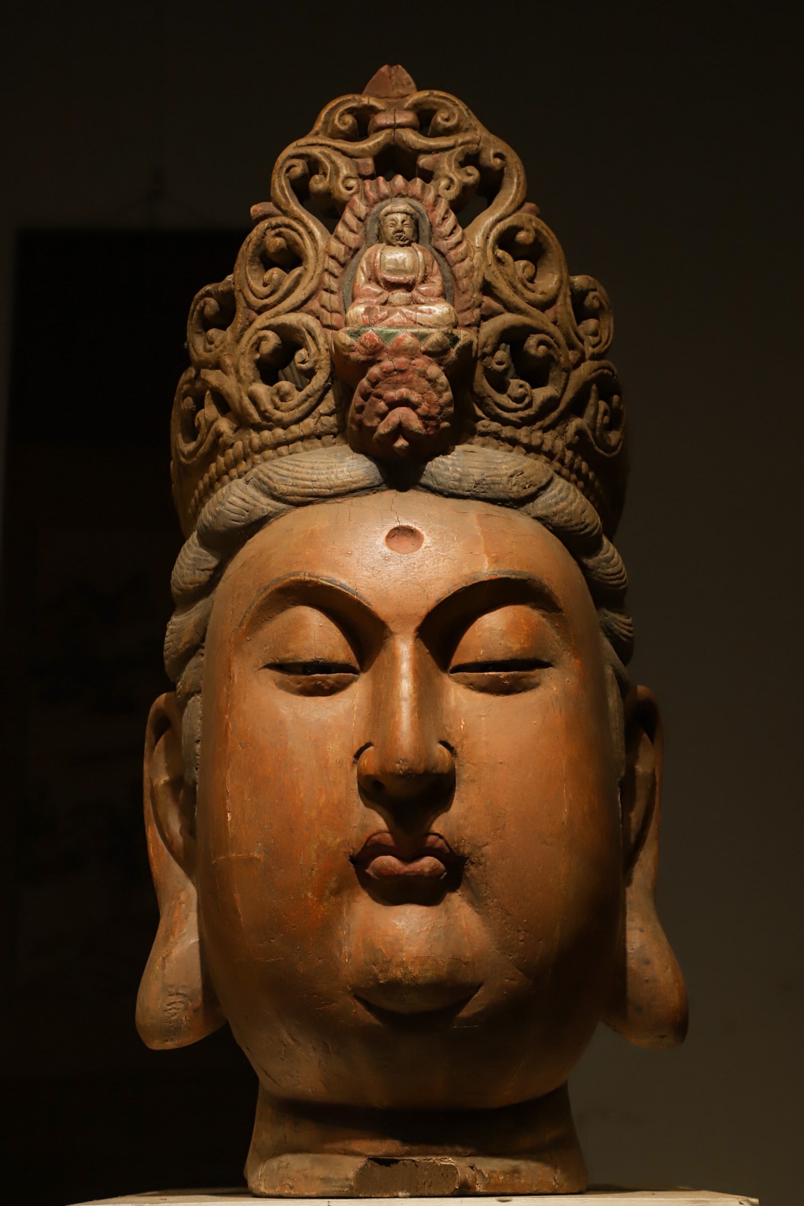 A PAINTED HEAD OF GUANYIN BODHISATTVA CARVED IN WOOD FROM THE SONG DYNASTY (1 of 9)