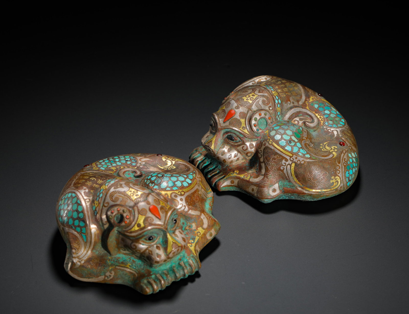 WARRING STATES PERIOD INLAID GOLD AND SILVER INLAID TURQUOISE AGATE RECLINING TIGER PAPER (1 of 13)