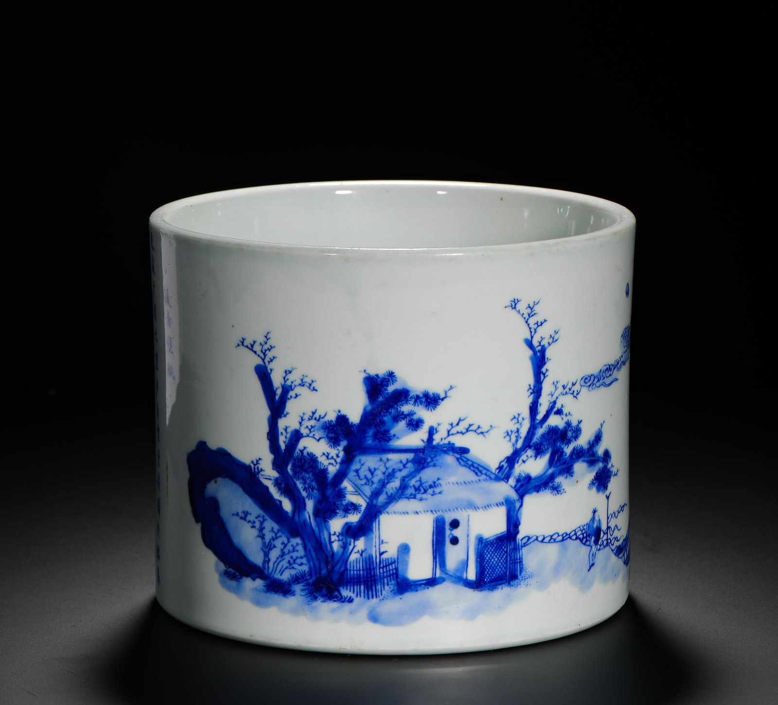 QING DYNASTY KANGXI BLUE AND WHITE "POST-RED CLIFF RHAPSODY" LANDSCAPE POETRY AND PROSE PEN HOLDER: H:15.5cm (6.10in)D:19.5cm (7.68in) Weight:2630g (5.80lb)This is a Qing Dynasty porcelain brush pot from the Kangxi period. It is decorated with a landscape scene from "The Second Red Cliff Ode" and