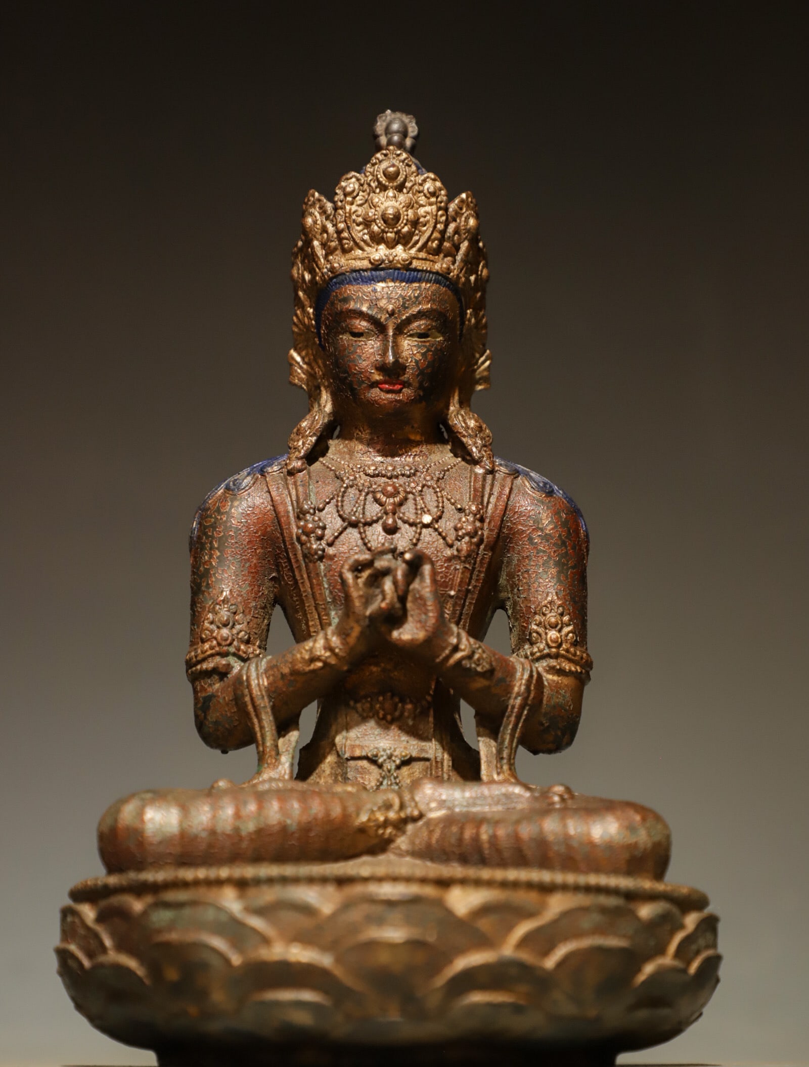 BRONZE LACQUER GOLD BUDDHIST STATUES OF THE QING DYNASTY: Weight:1273g (2.806lb), Height:21cm(8.27in), Diameter:13cm(5.12in)Cast in bronze with aged gilded finish. The bodhisattva wears an ornate crown and elaborate jewellery, seated on a lotus base with