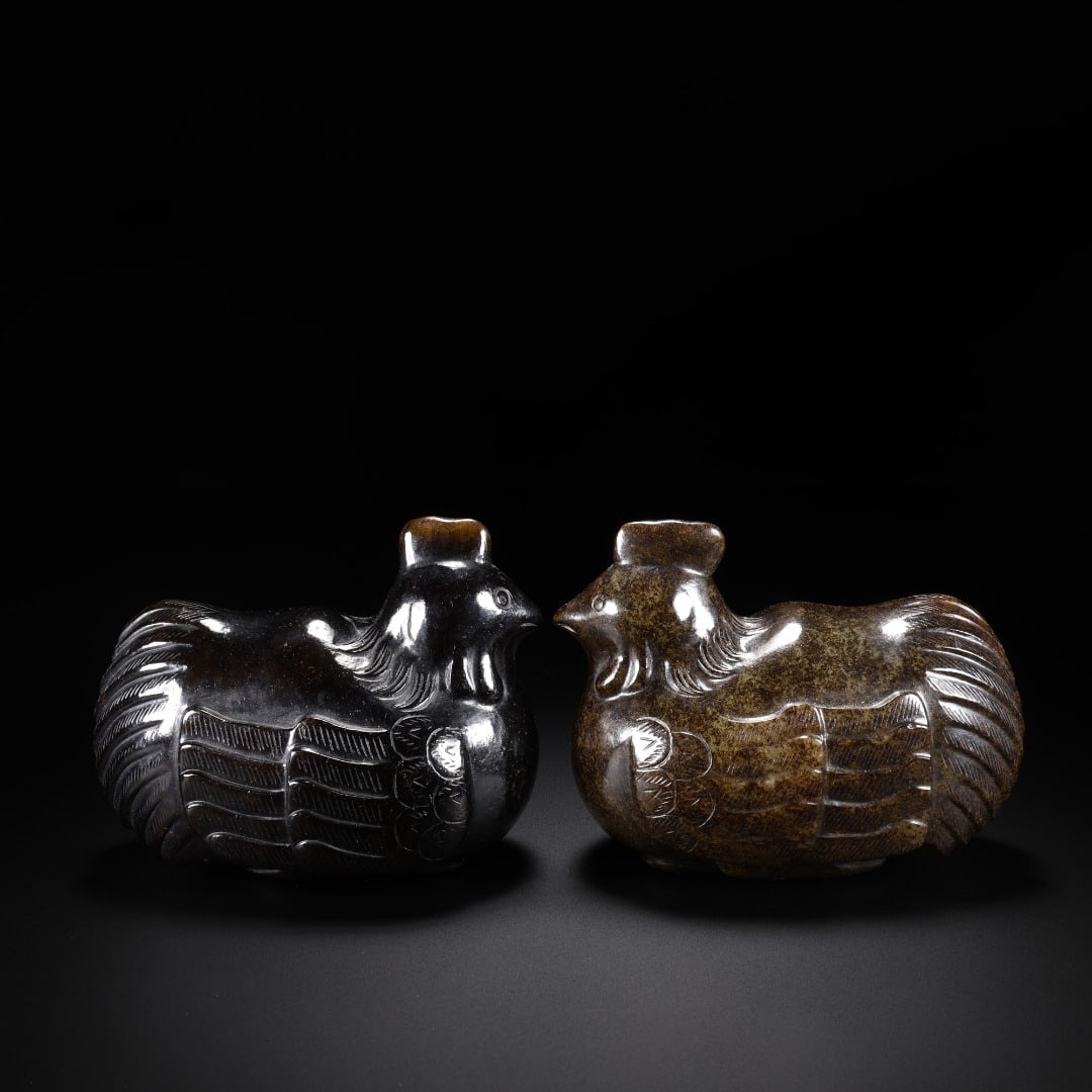 HAN HETIAN JADE MANDARIN DUCKS: Long:9.4cm(3.70in), Width:5.6cm(2.20in), Height:7.1cm(2.80in), Weight:906g (1.997lb)A matched pair of jade chickens with deep black and brown patina and glossy aged encrustation. The two chickens rest