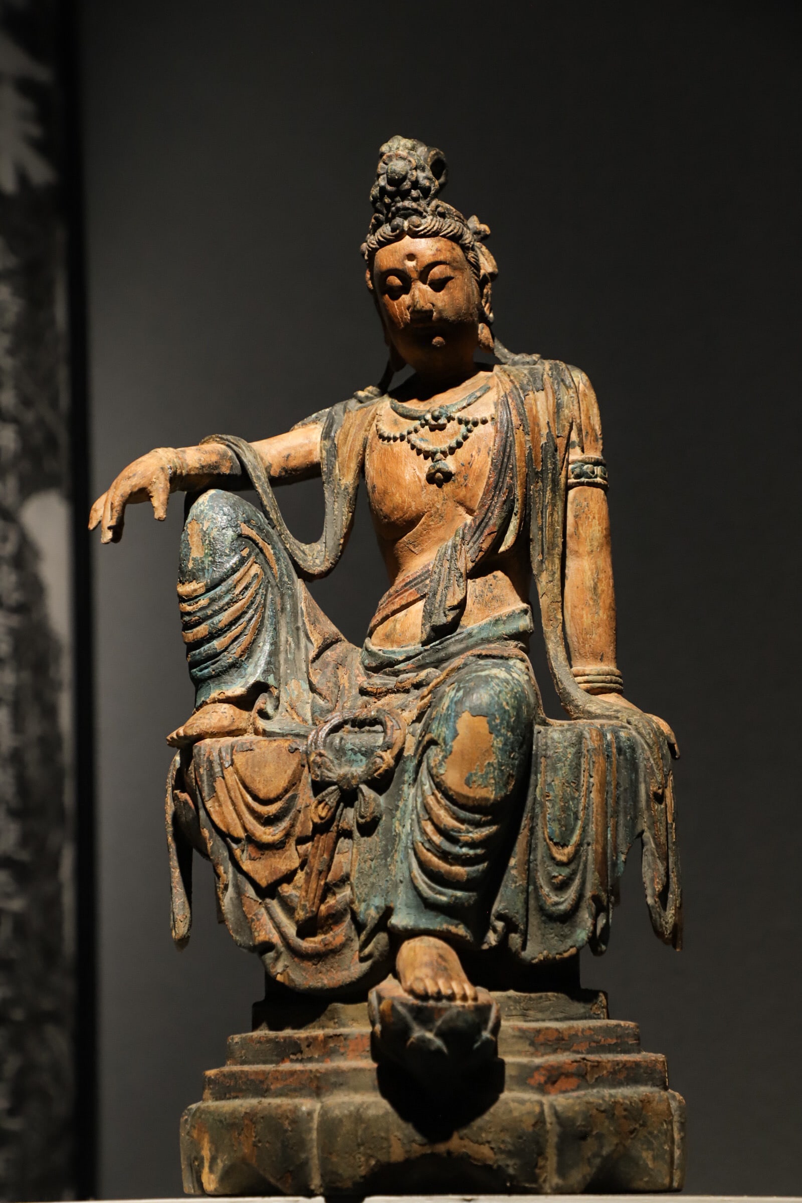 A SITTING STATUE OF THE FREE-SPIRITED GUANYIN IN PAINTED WOODCARVING FROM THE MING DYNASTY (1 of 9)
