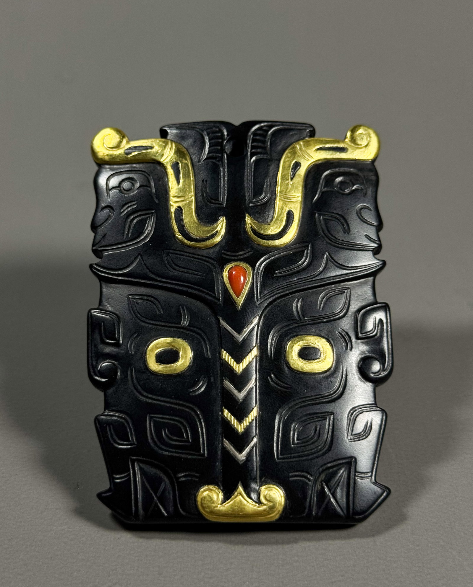 SHANG AND ZHOU DYNASTY BLACK JADE INLAID WITH GOLD AND RED AGATE ANIMAL FACE PATTERN PENDANT (1 of 6)