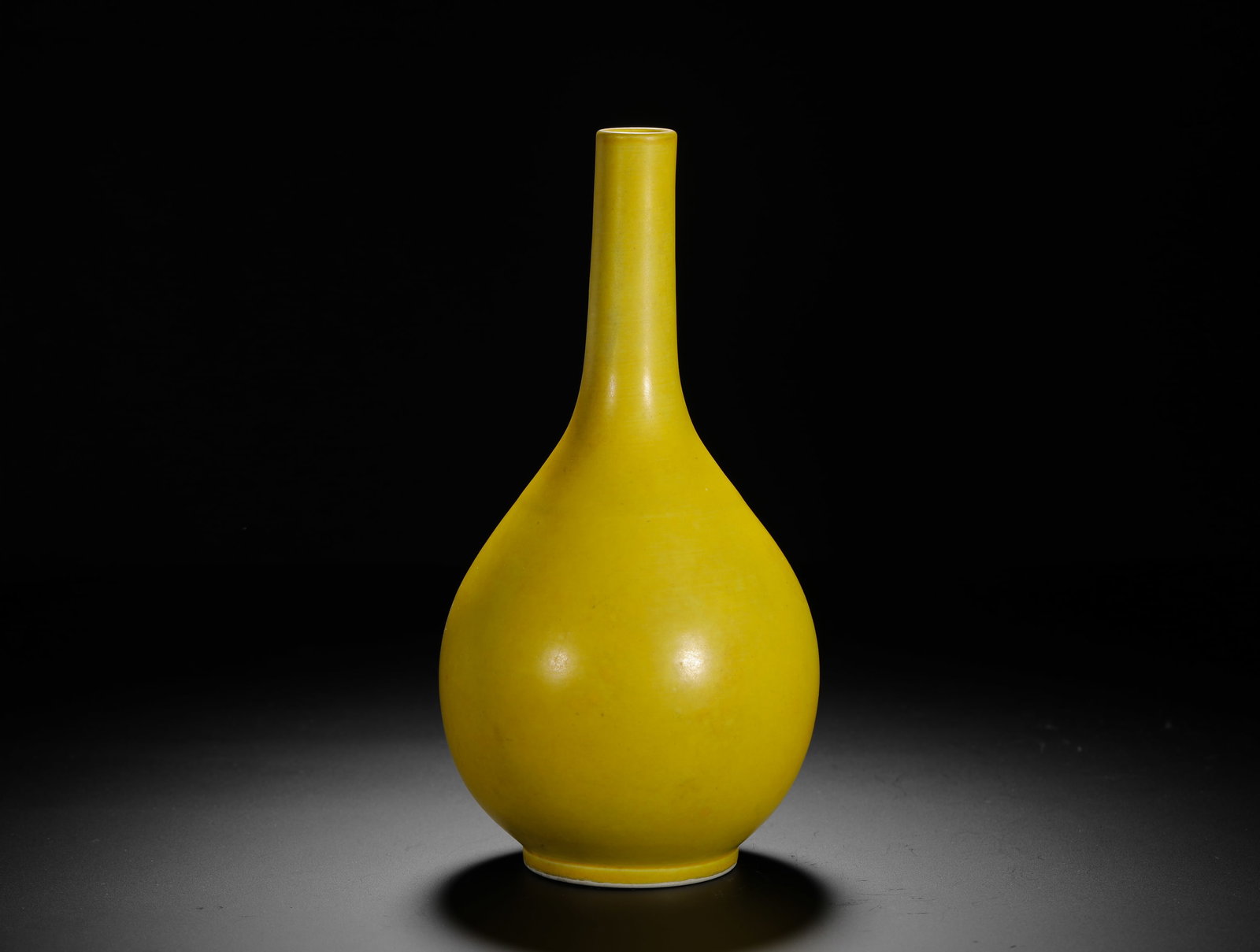 QING DYNASTY KANGXI YELLOW GLAZED GALLBLADDER VASE: H:21cm (8.27in) D:11cm (4.33in) Weight:450g (0.99lb) This is an imperial porcelain vase from the Kangxi period, covered entirely in imperial yellow glaze, a symbol of the Qing court's hierarchy and ex