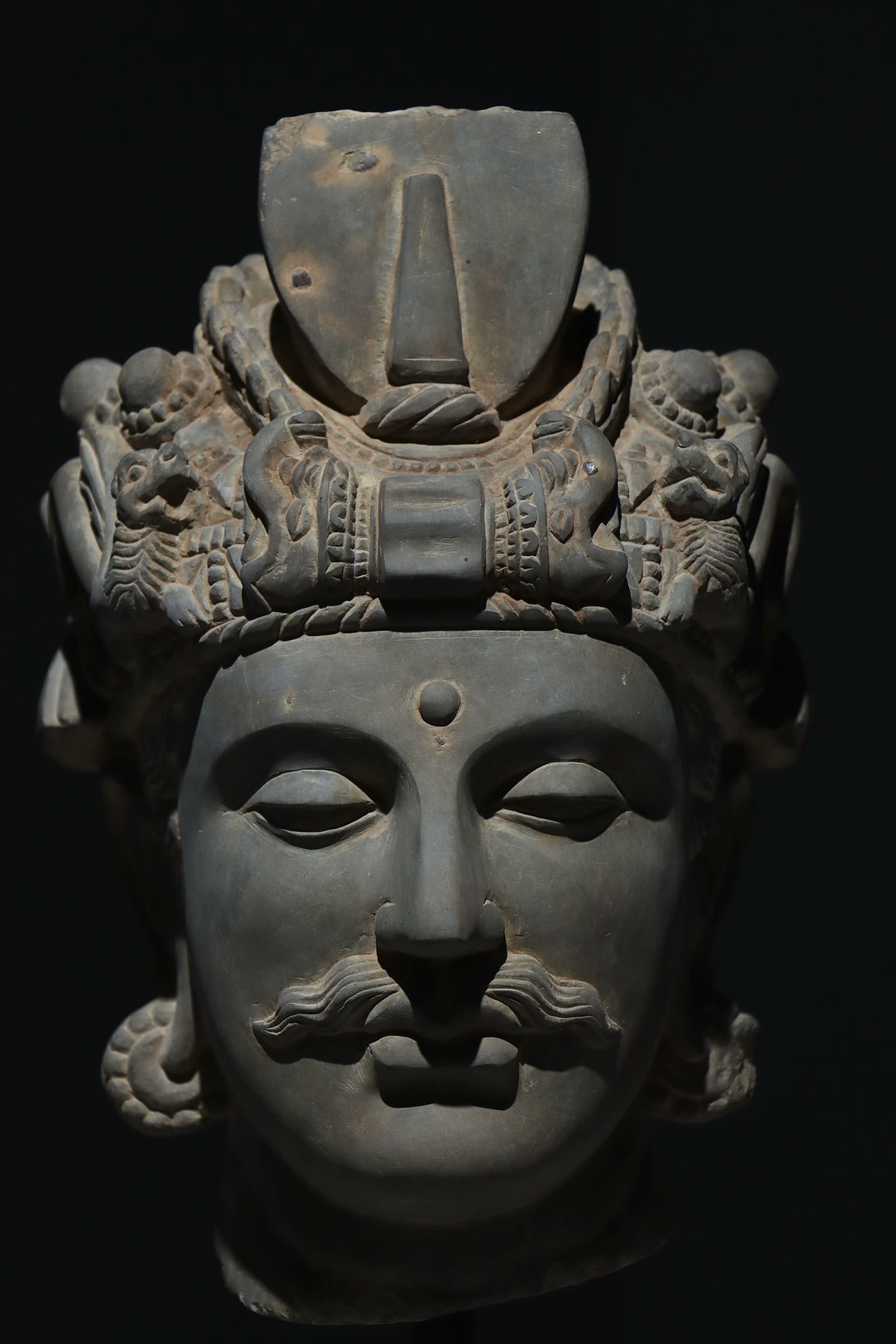 3RD CENTURY GANDHARA BUDDHA'S HEAD (1 of 8)