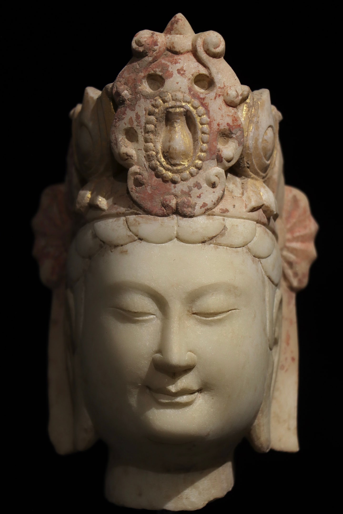 TANG DYNASTY WHITE MARBLE PAINTED HEAD OF GUANYIN BODHISATTVA: Dimensions without base Height:14cm (5.51in)White marble Guanyin Bodhisattva head with painted mineral pigments, Chinese traditional stone carving