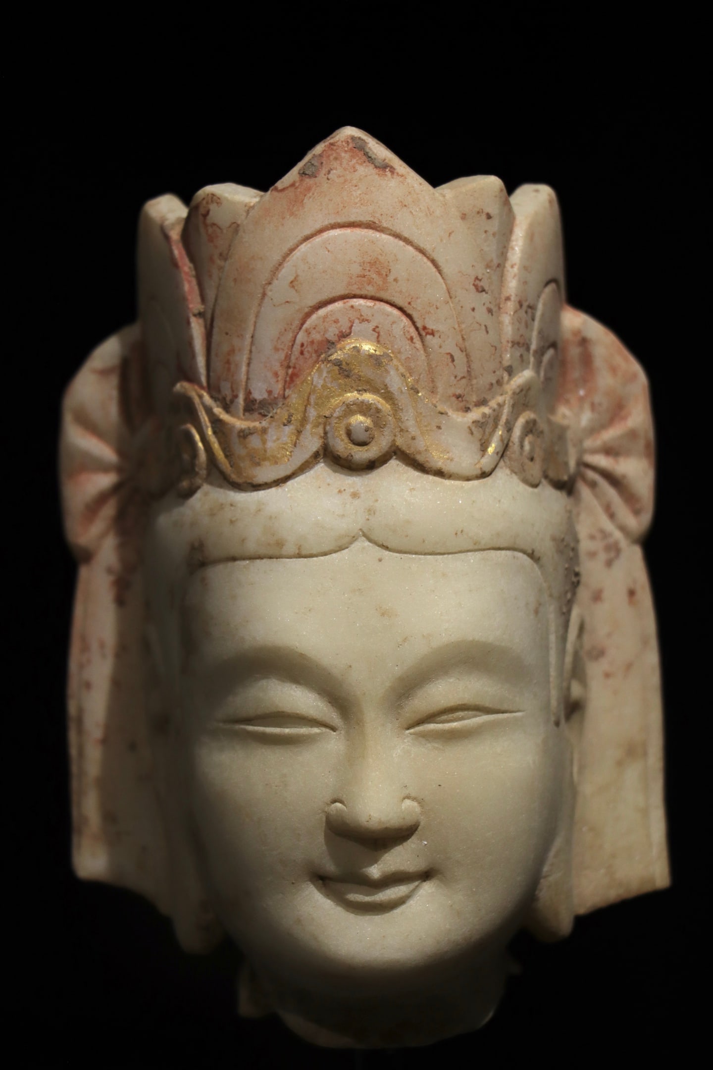 GILDING AND PAINTING OF GUANYIN BODHISATTVA'S HEAD ON WHITE MARBLE FROM THE NORTHERN QI PERIOD (1 of 6)