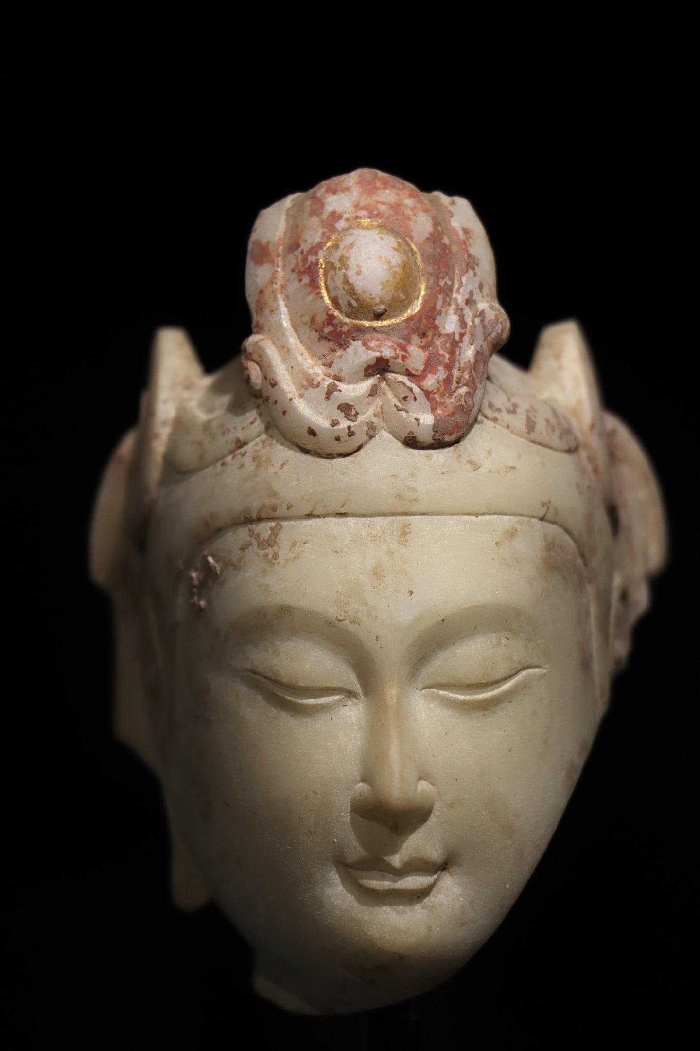 A WHITE MARBLE GUANYIN HEAD FROM THE NORTHERN QI PERIOD (1 of 7)