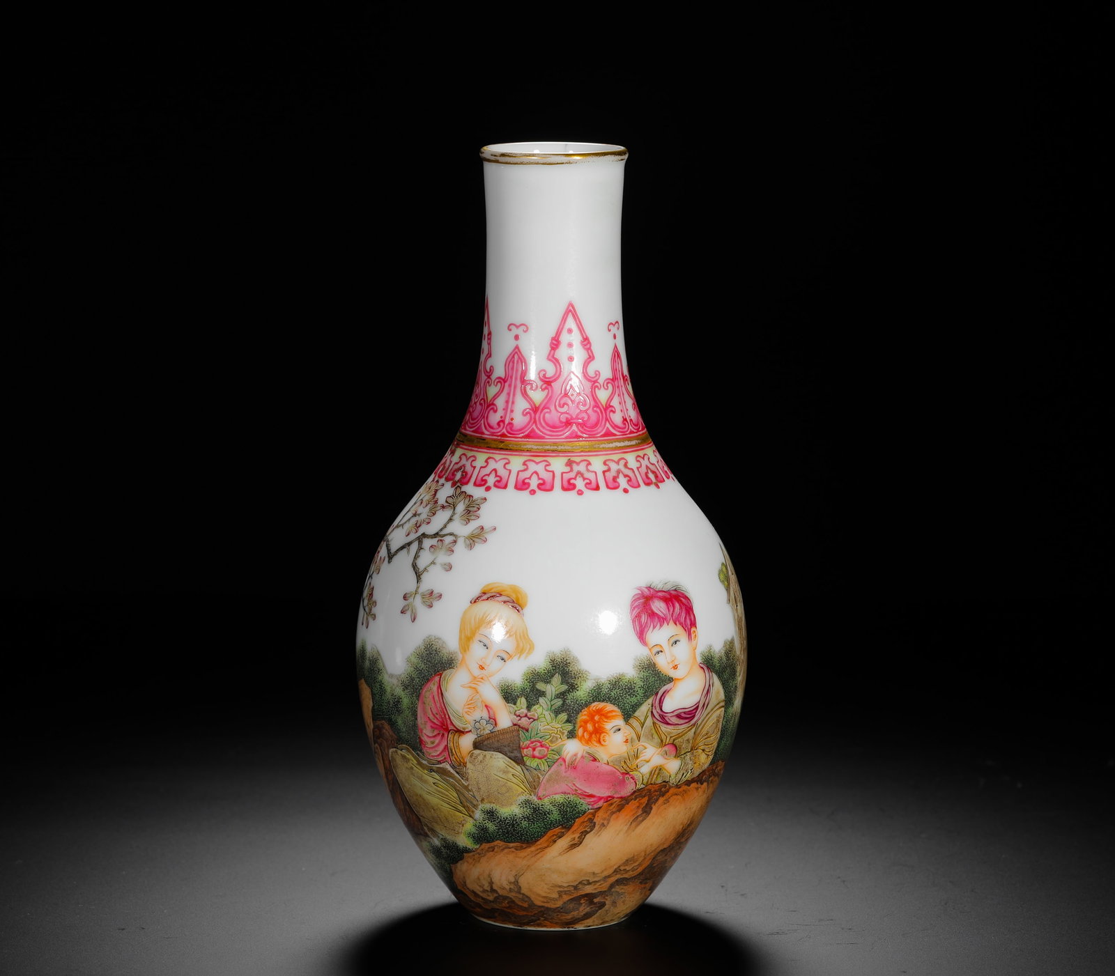 QING DYNASTY QIANLONG ENAMEL COLOR WESTERN FIGURE PATTERN OLIVE VASE: H:21cm (8.27in) D:11cm (4.33in) Weight:290g (0.64lb) This is an imperial famille rose porcelain vase from the Qianlong period, decorated with Western-style mother and child figures, exemplifying the c