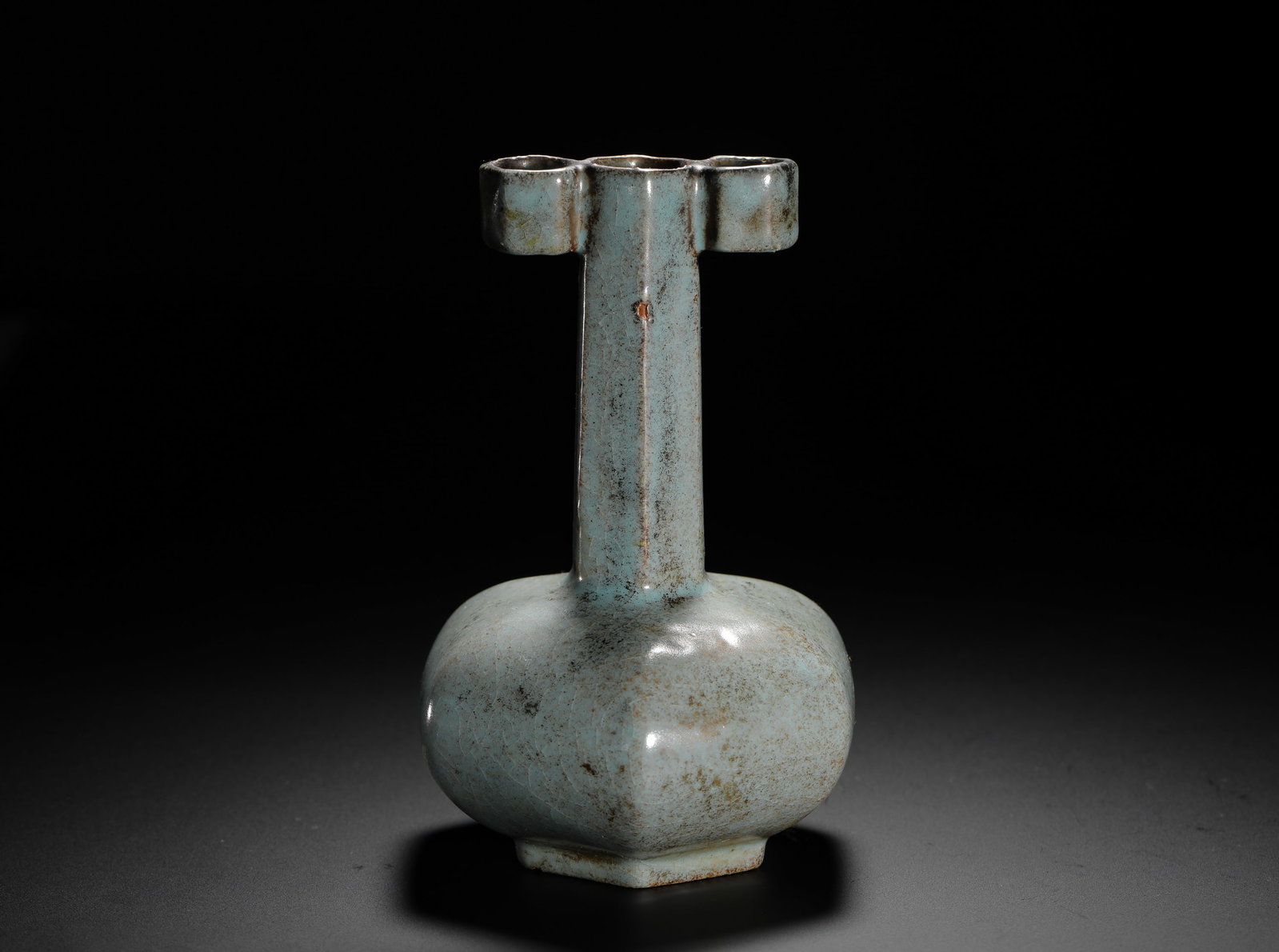 THE SONG DYNASTY RU KILN IS A HEXAGONAL EAR-PIERCING VASE WITH SKY-BLUE GLAZE (1 of 6)